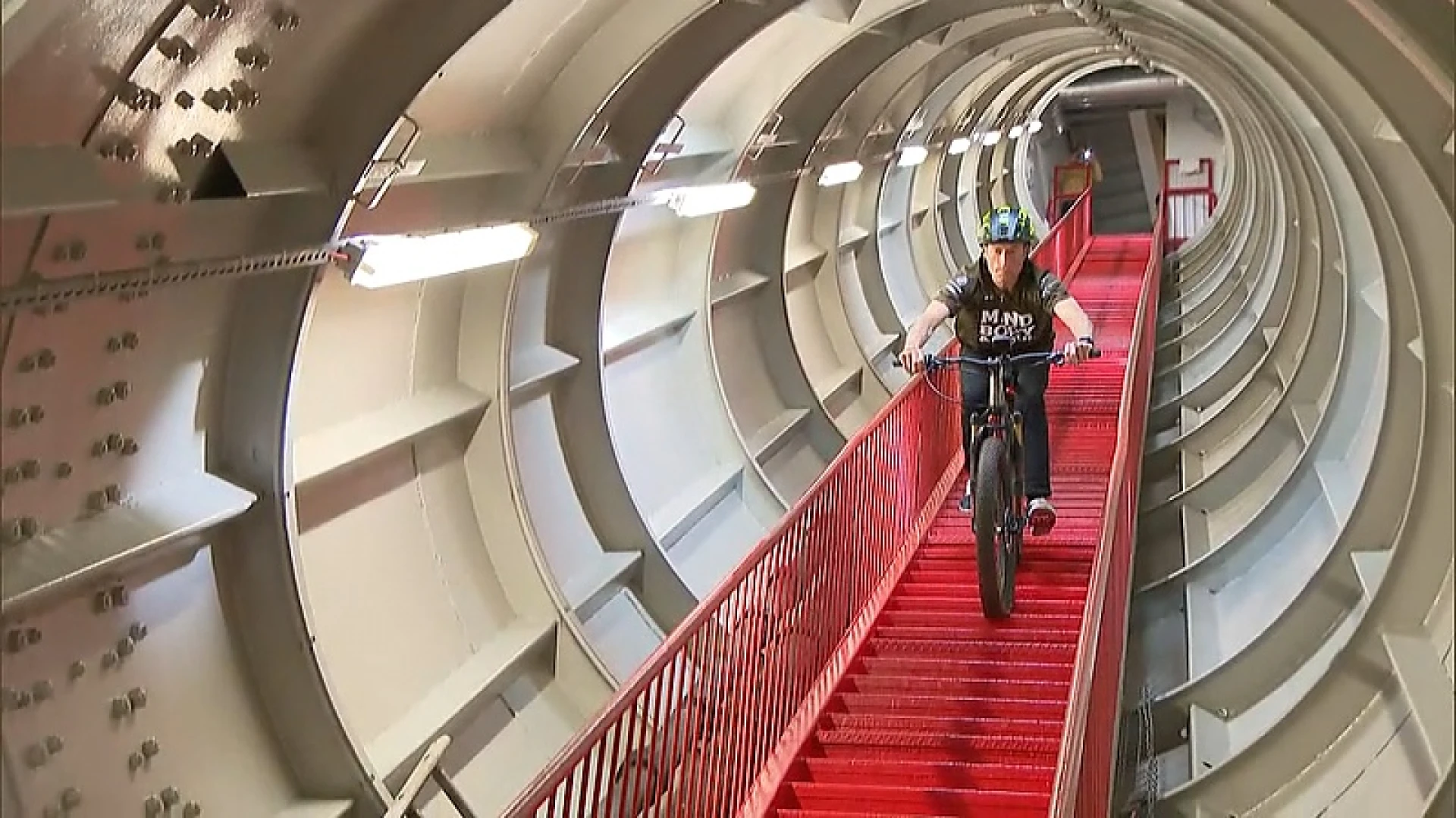 BMX-kampioen Peter Geys rijdt van de trappen in het Atomium