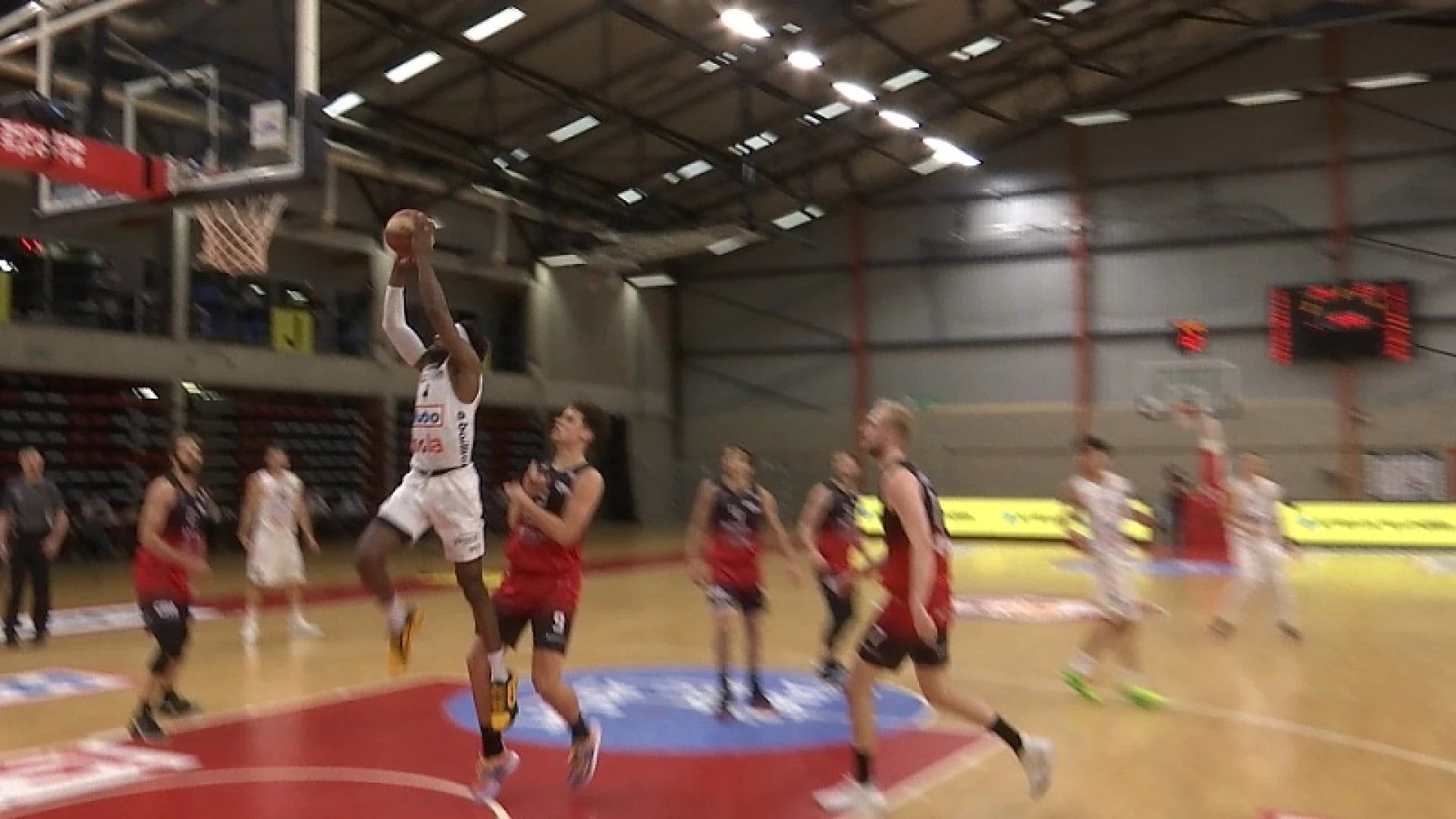 Limburg United wint vlot van Charleroi