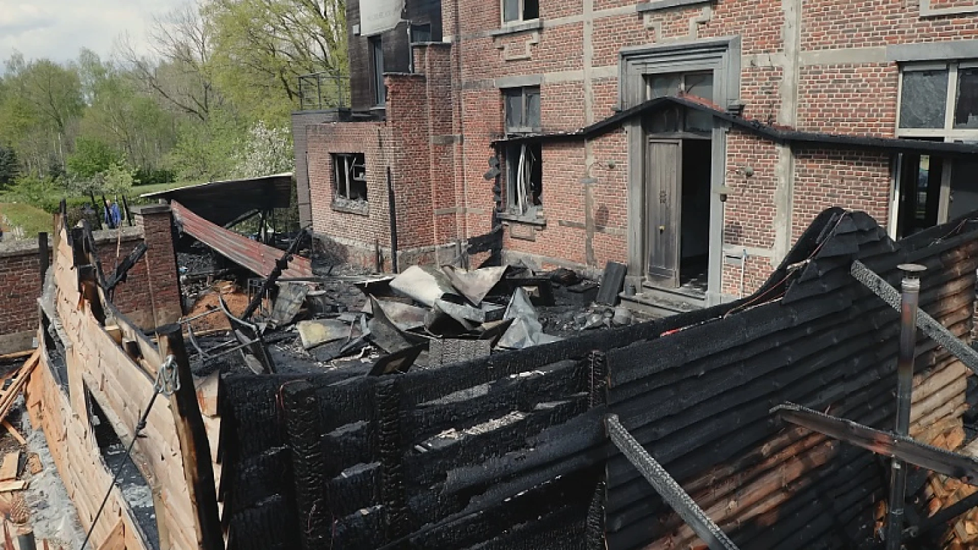 Uitslaande brand verwoest De Pastorie in Zelem, huis onbewoonbaar na woningbrand