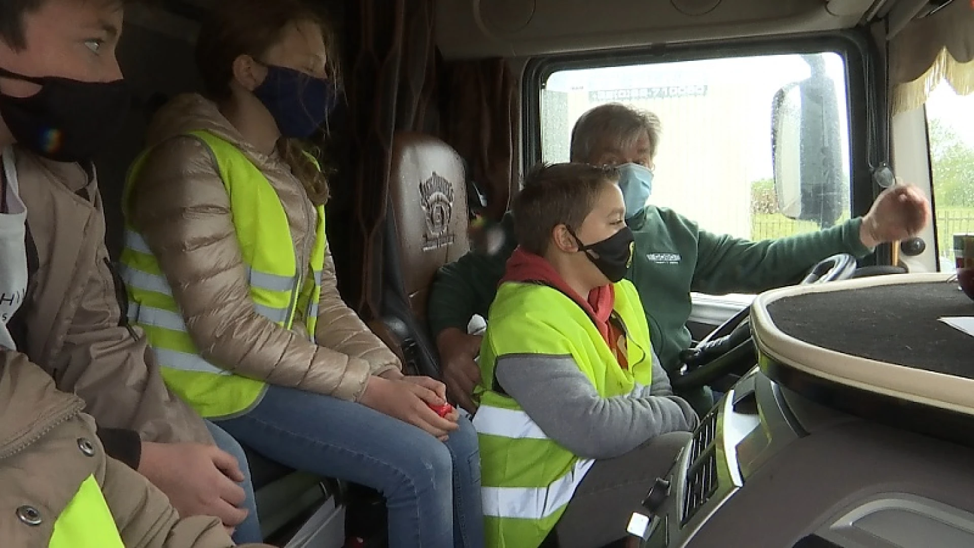 Mobiliteitsminister Lydia Peeters wil dat scholen de dodehoek opnemen in lessenpakket