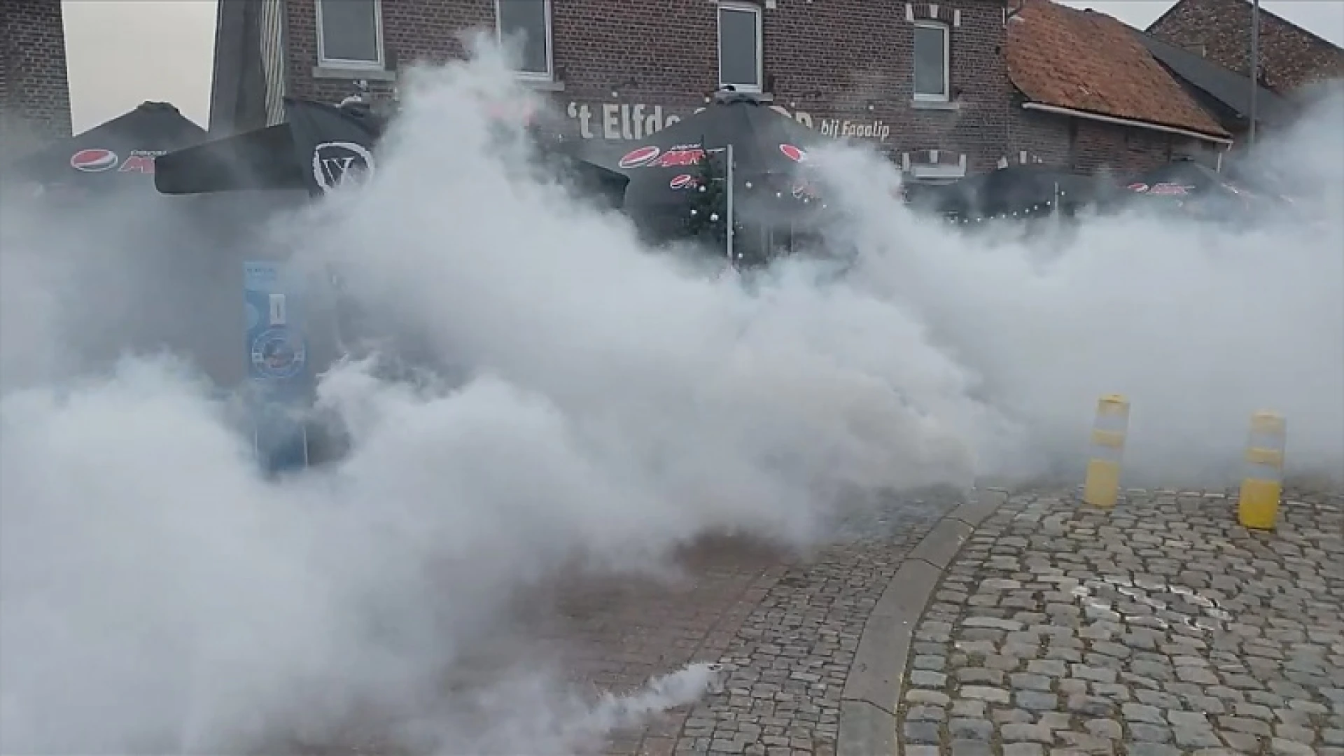 Witte rook van hoop in Zepperen