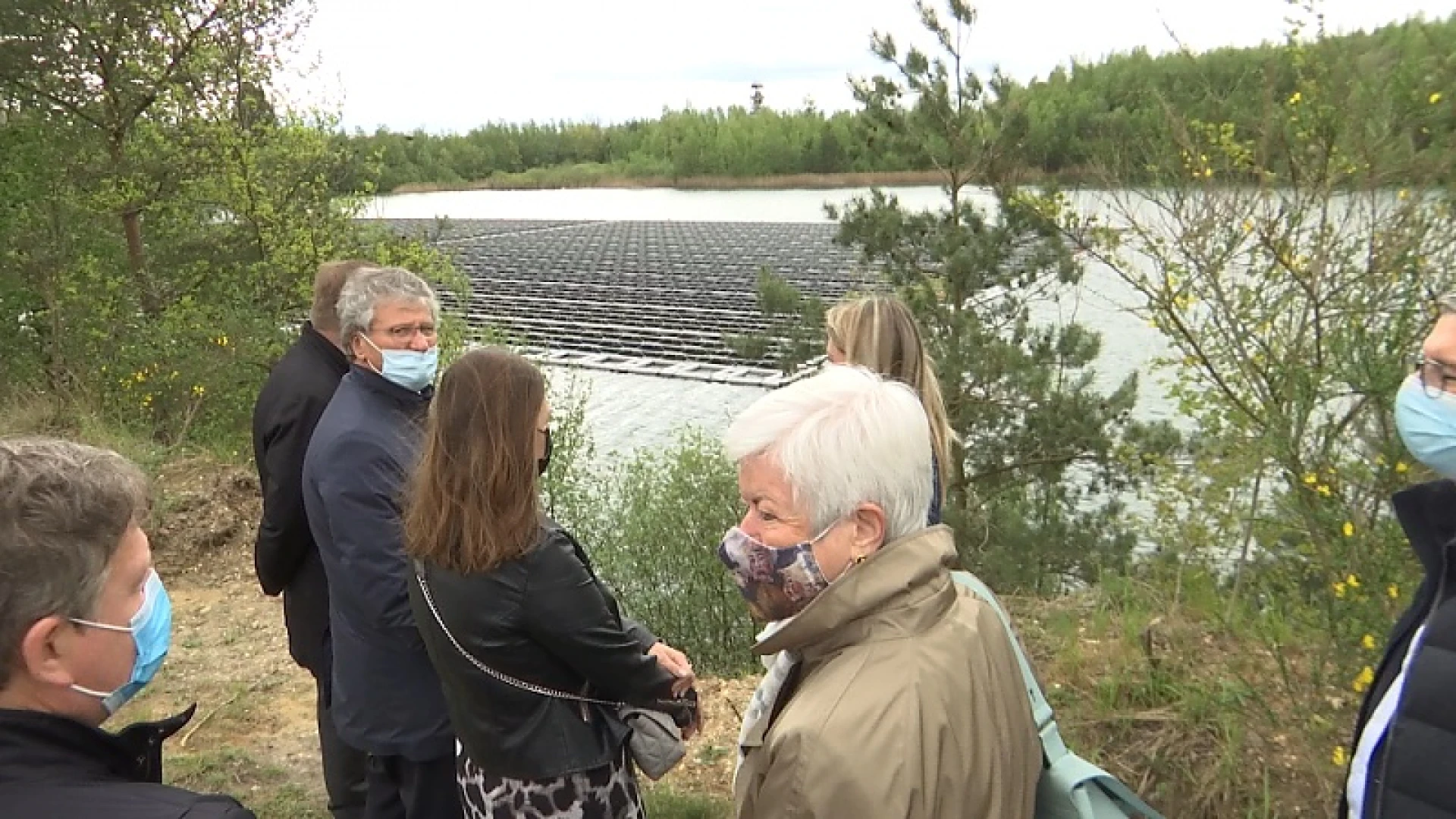 Zonnepanelen op het water voorzien het Terhills Resort van groene stroom