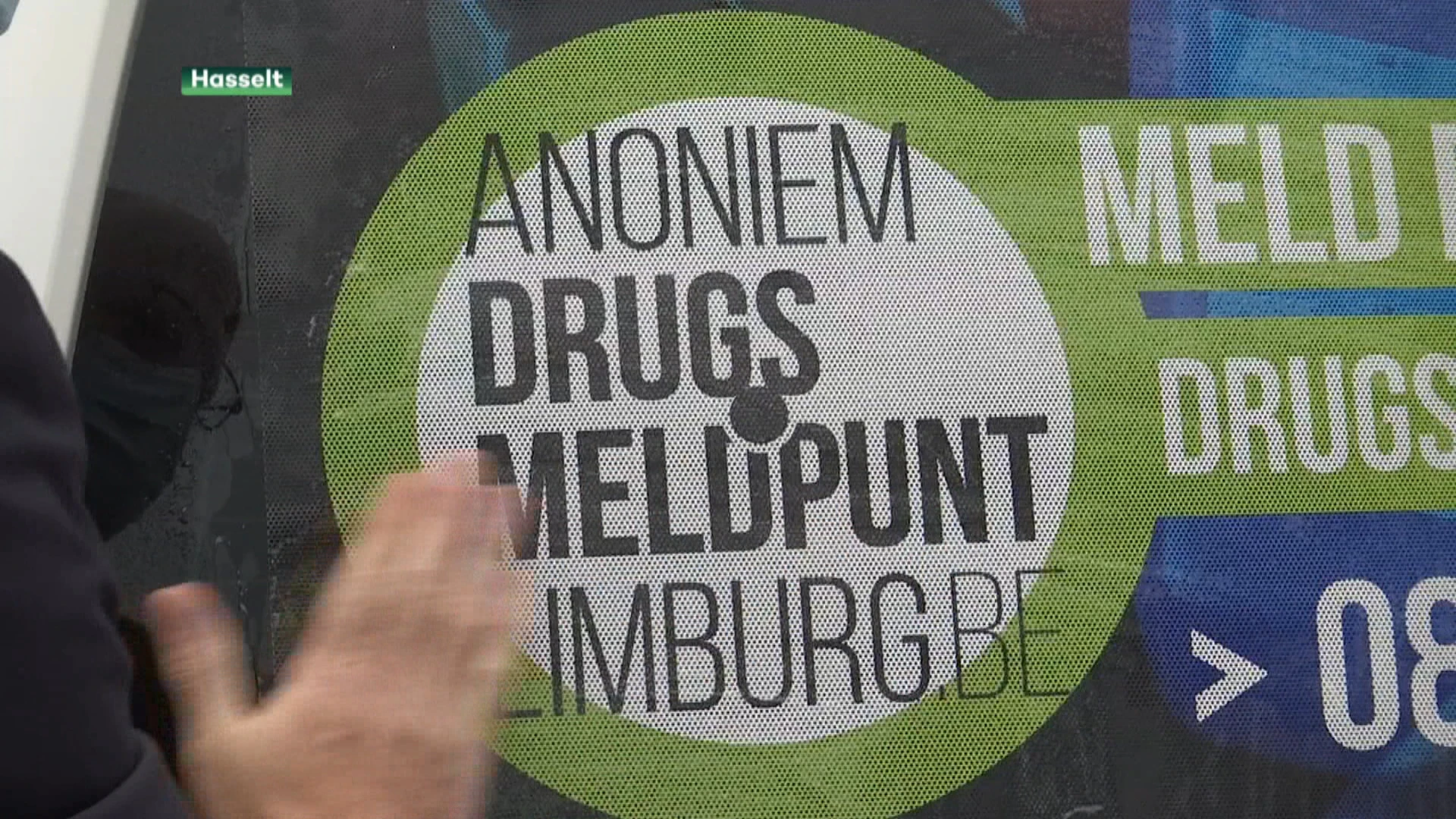 Alle Limburgse politievoertuigen voorzien van telefoonnummer drugsmeldpunt