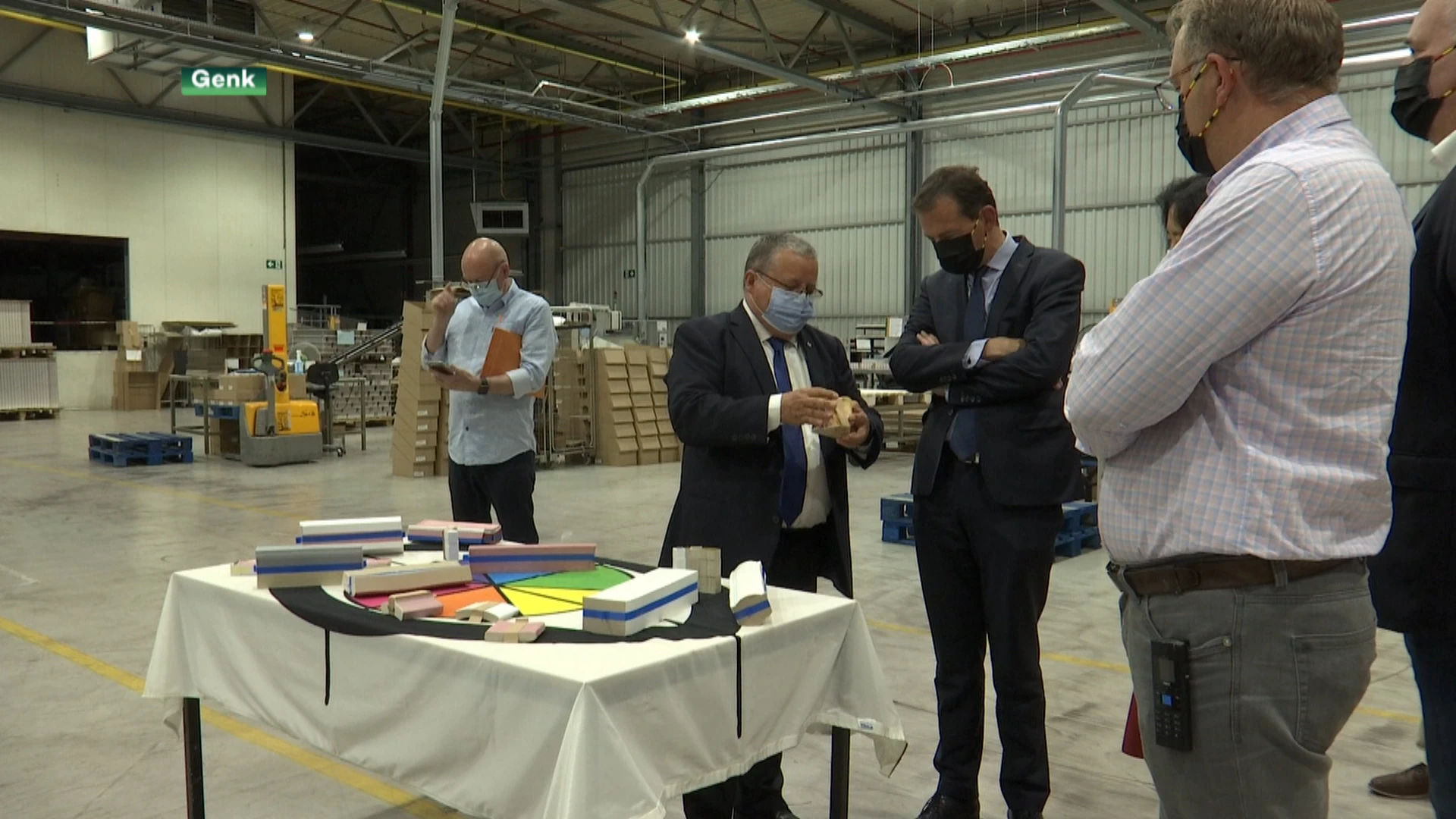 Vlaams minister Beke ziet hoe mondmaskers gemaakt worden bij Illochroma in Genk