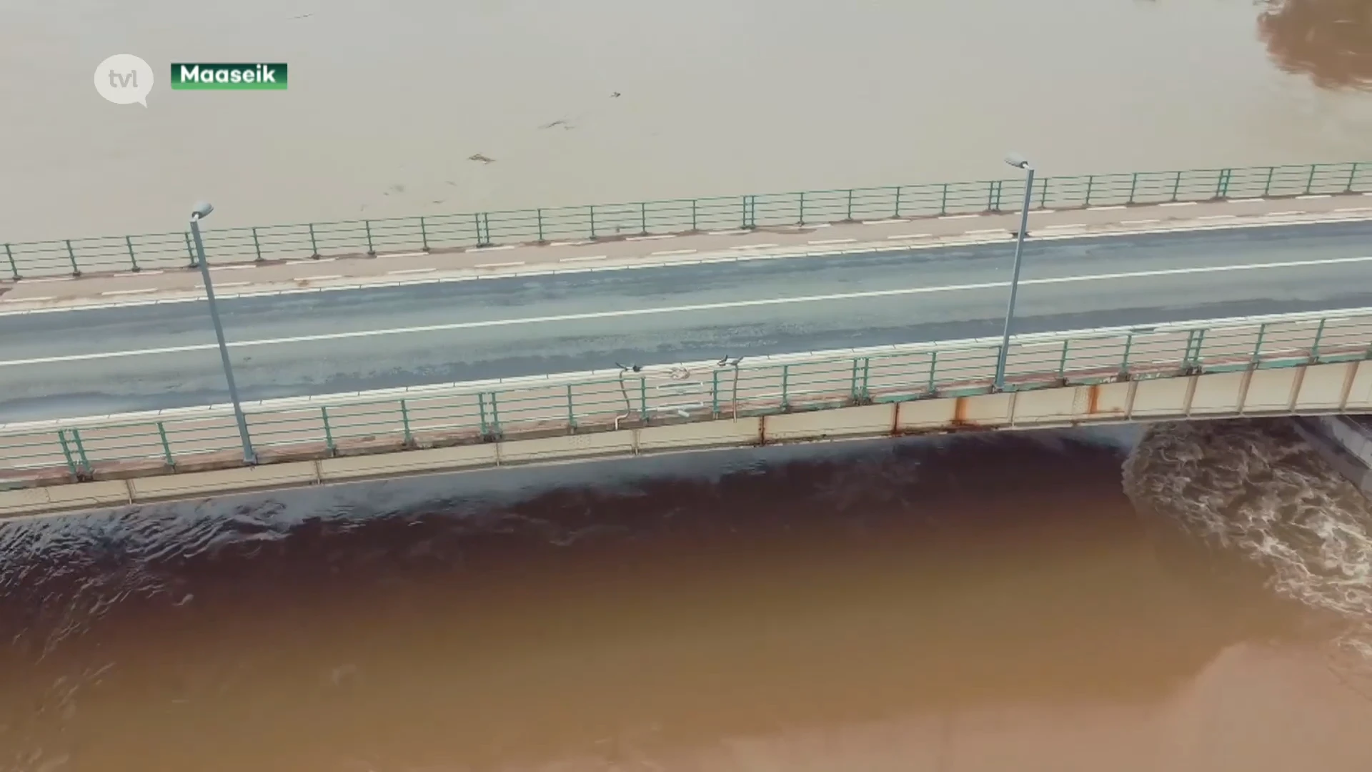 Maasbrug Maaseik blijft nog afgesloten om stabiliteit te controleren