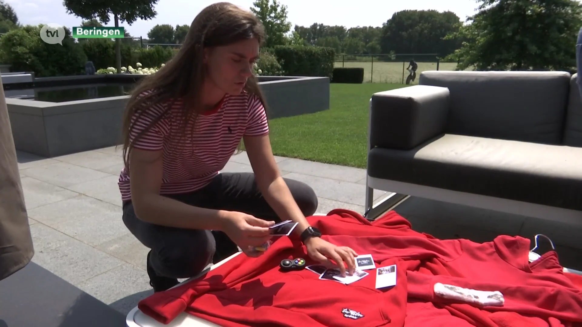 Koning ontvangt studente die sweaters maakt voor mensen met autisme
