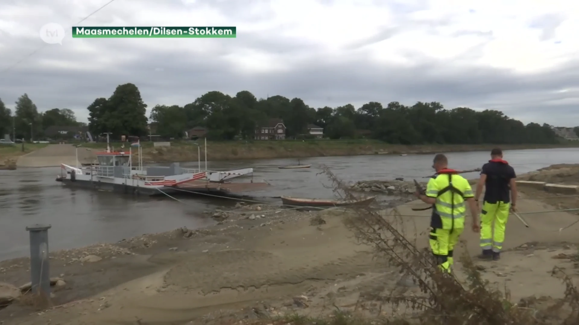Schade aan kade veerpont Maas in Meeswijk groot