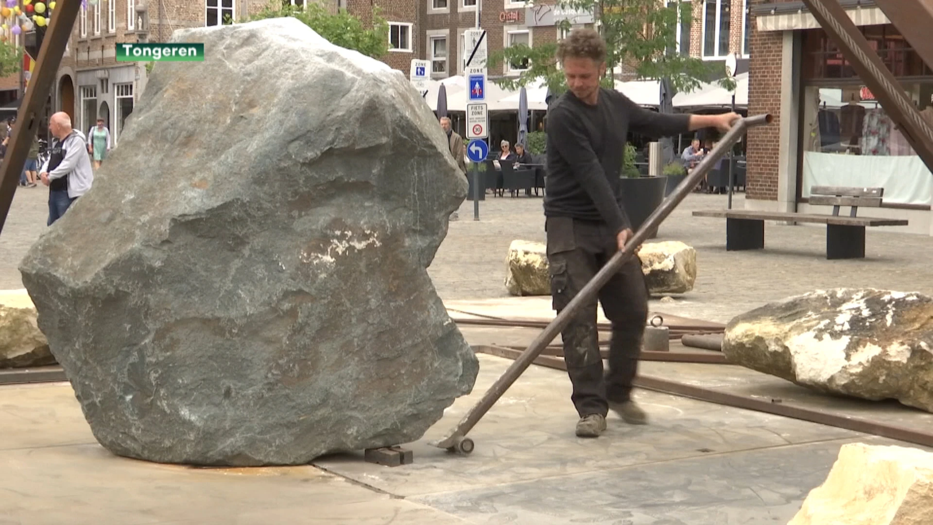 Nederlander balanceert megastenen in Tongeren