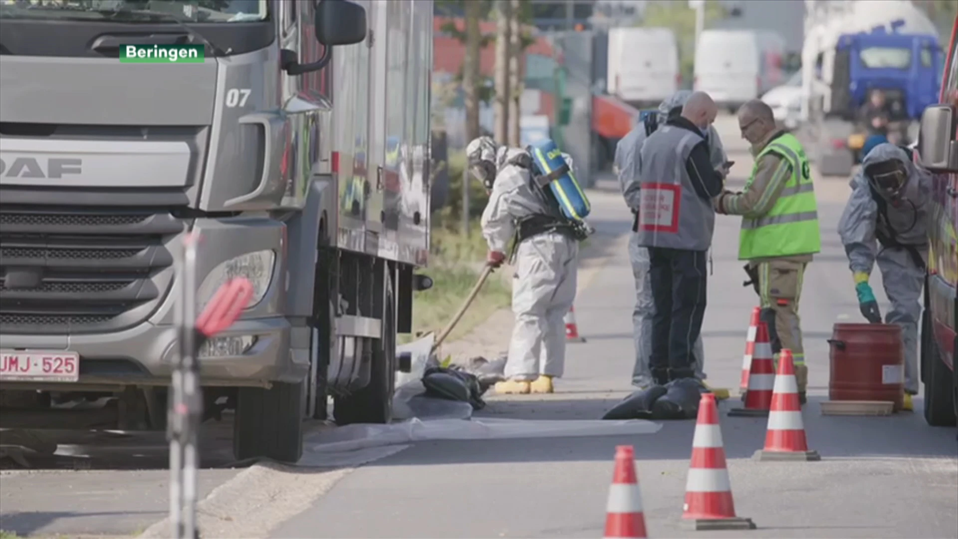 Industrieweg in Beringen afgesloten door lek in vrachtwagen met chemische stoffen
