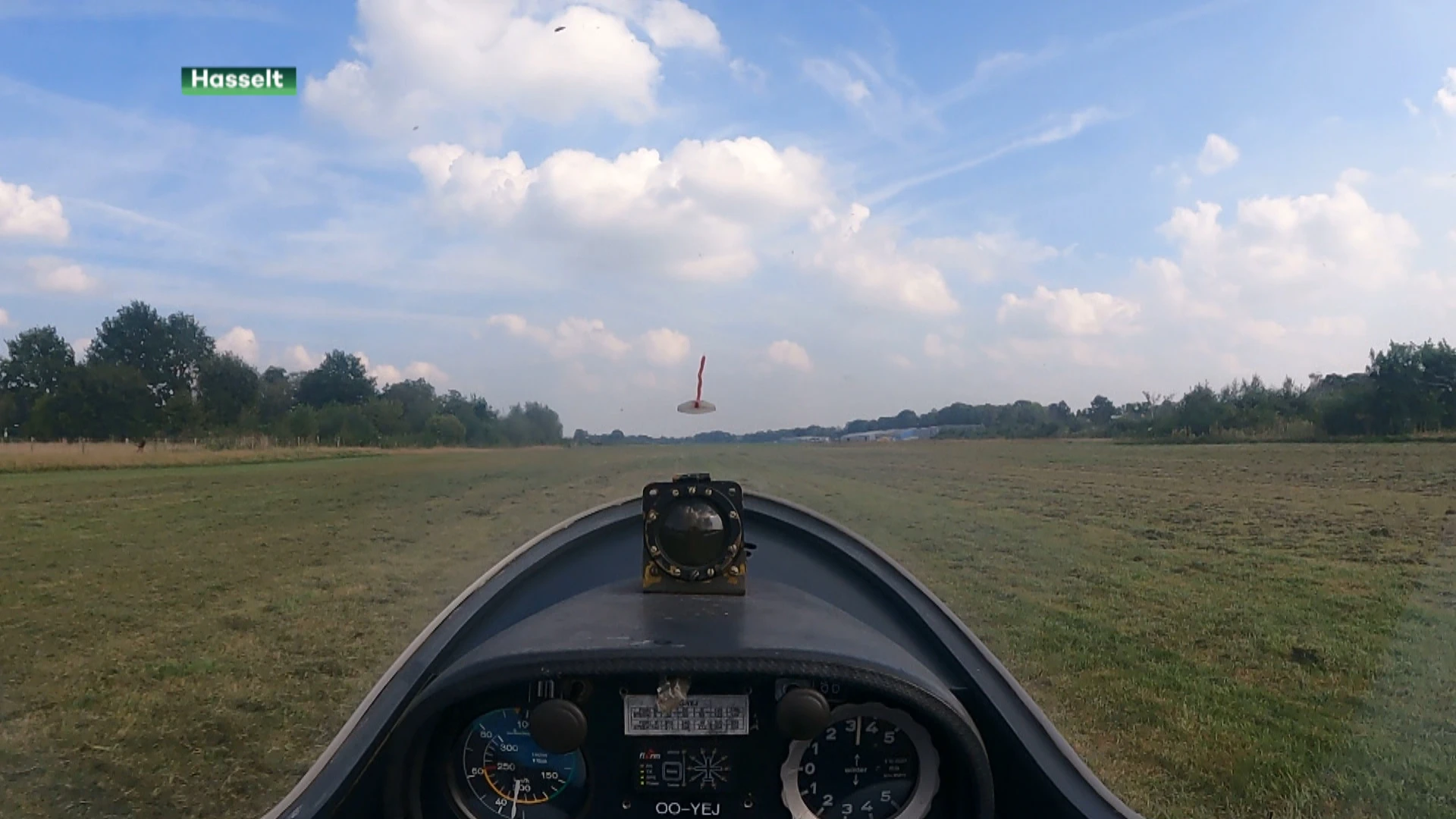 Onze collega test vanuit zweefvliegtuig nieuwe, langere lier die overlast vliegveld Kiewit moet beperken
