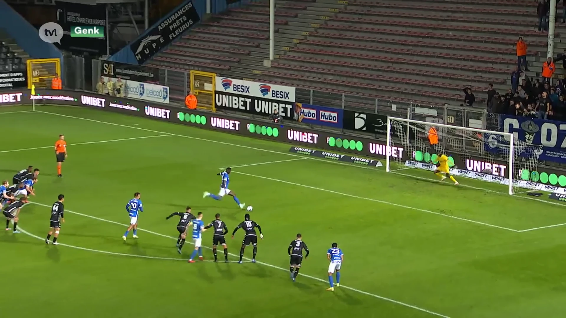Genk mist twee penalty's en schot voor open doel