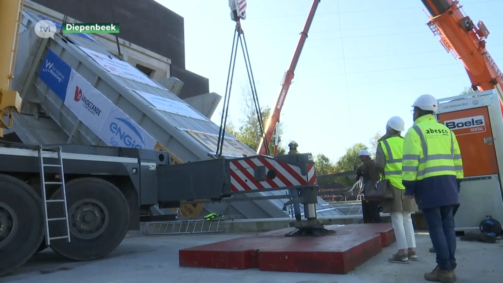 Waterweg installeert enorme schroeven voor waterkrachtcentrale op het Albertkanaal