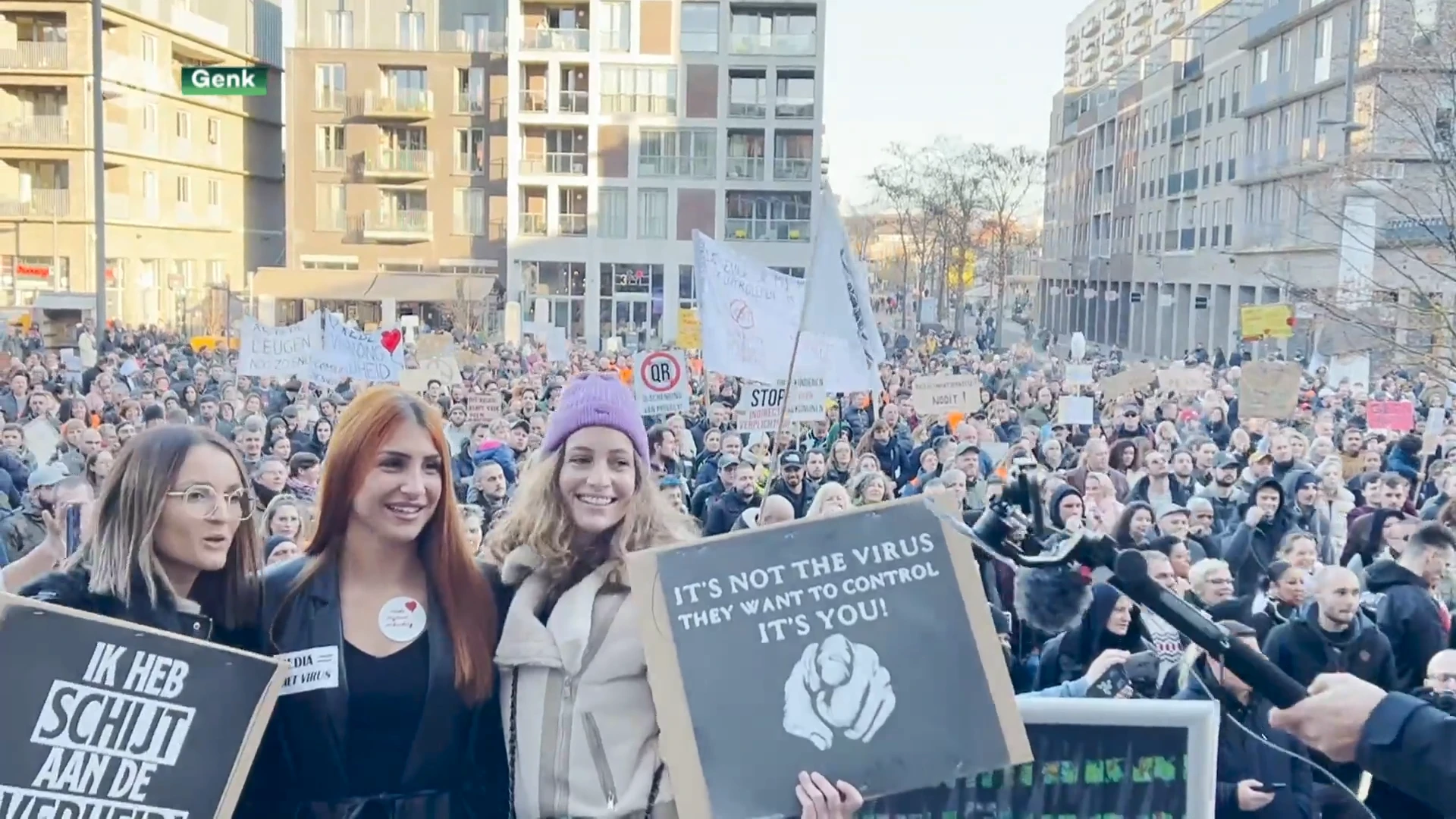 Duizendtal manifestanten tegen coronapas op Stadsplein in Genk