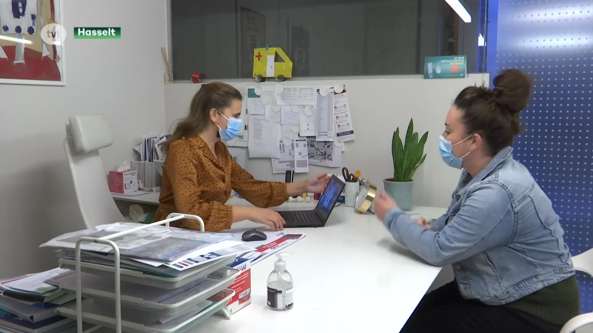Huisartsen veranderen profielfoto op sociale media om extreme drukte aan te kaarten