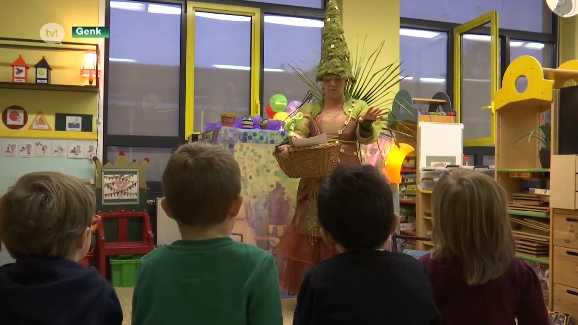 Poëziefee leest gedichten voor in basisschool Genk