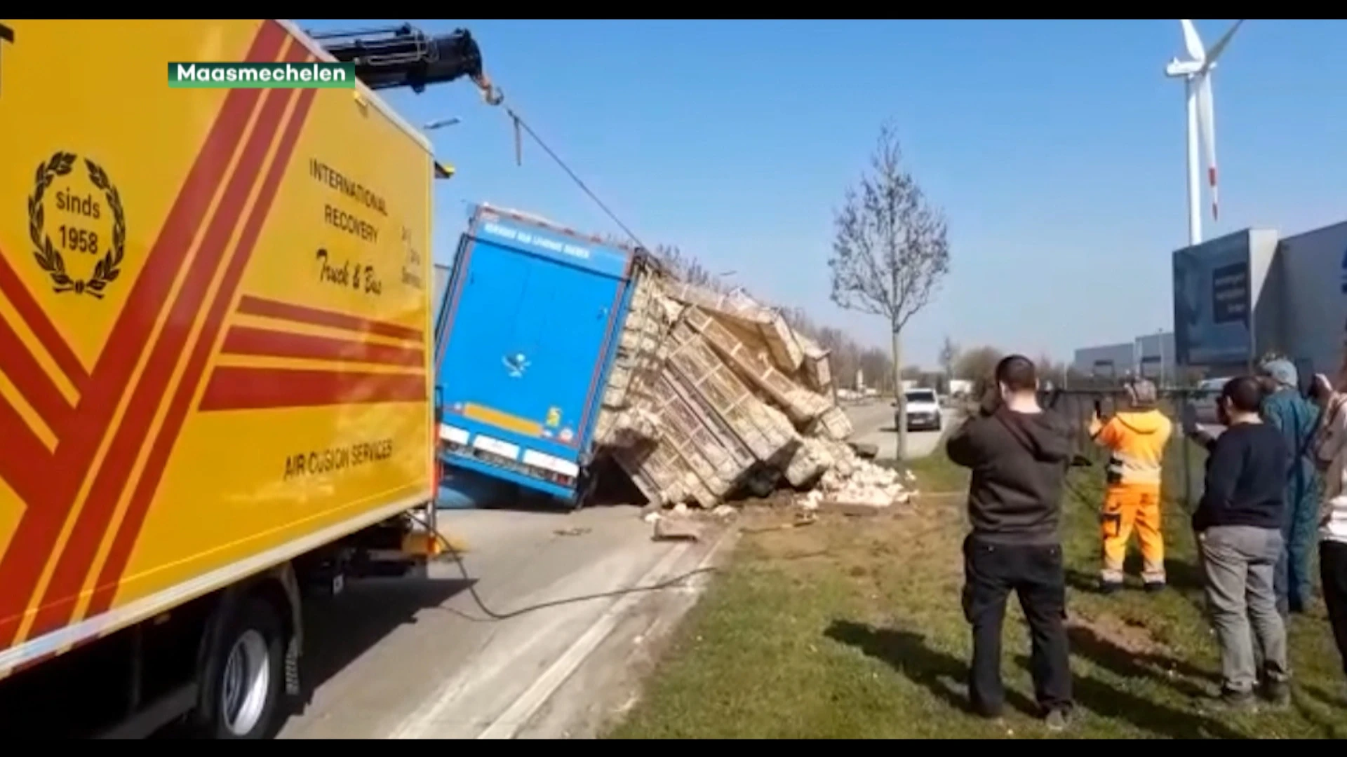 Aanhangwagen met kippen kantelt in Maasmechelen