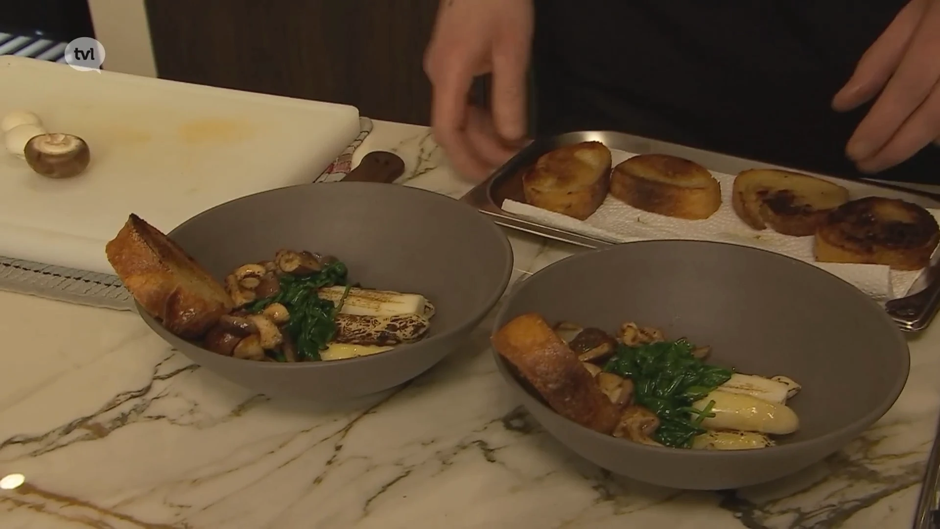 Asperges met hoeve ei, bieslok, spinazie en morilles