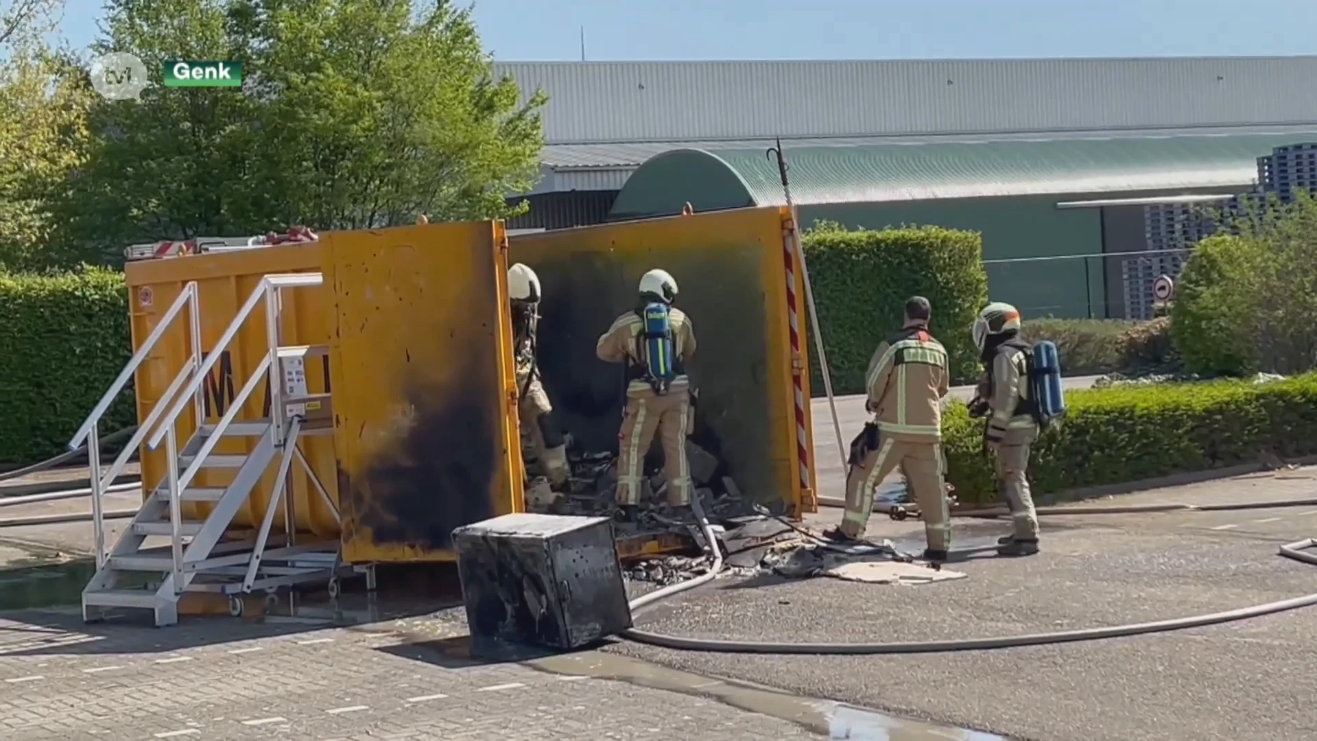 Container met afval vat vuur bij bedrijf in Genk
