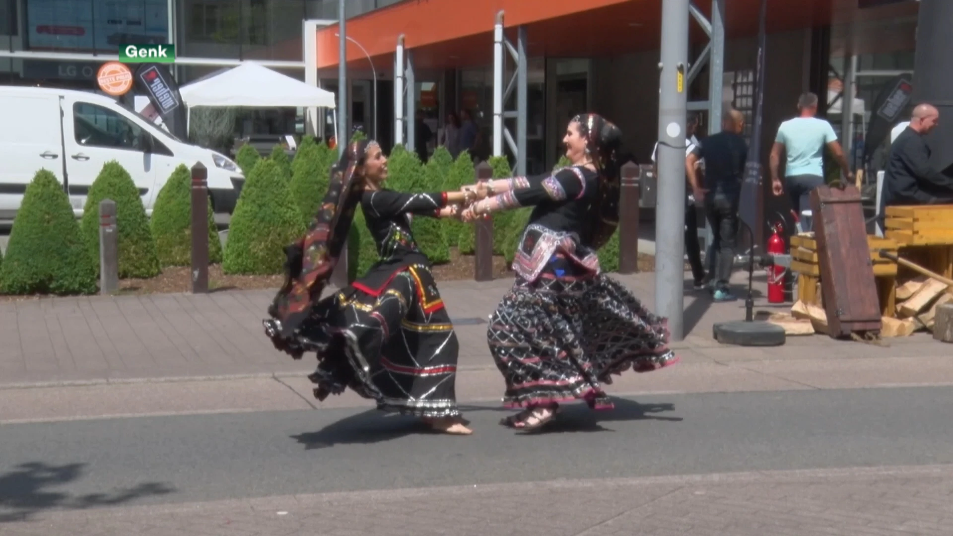 Genieten van wereldkeuken en multiculturele muziek tijdens 'Allez Stalenstraat'