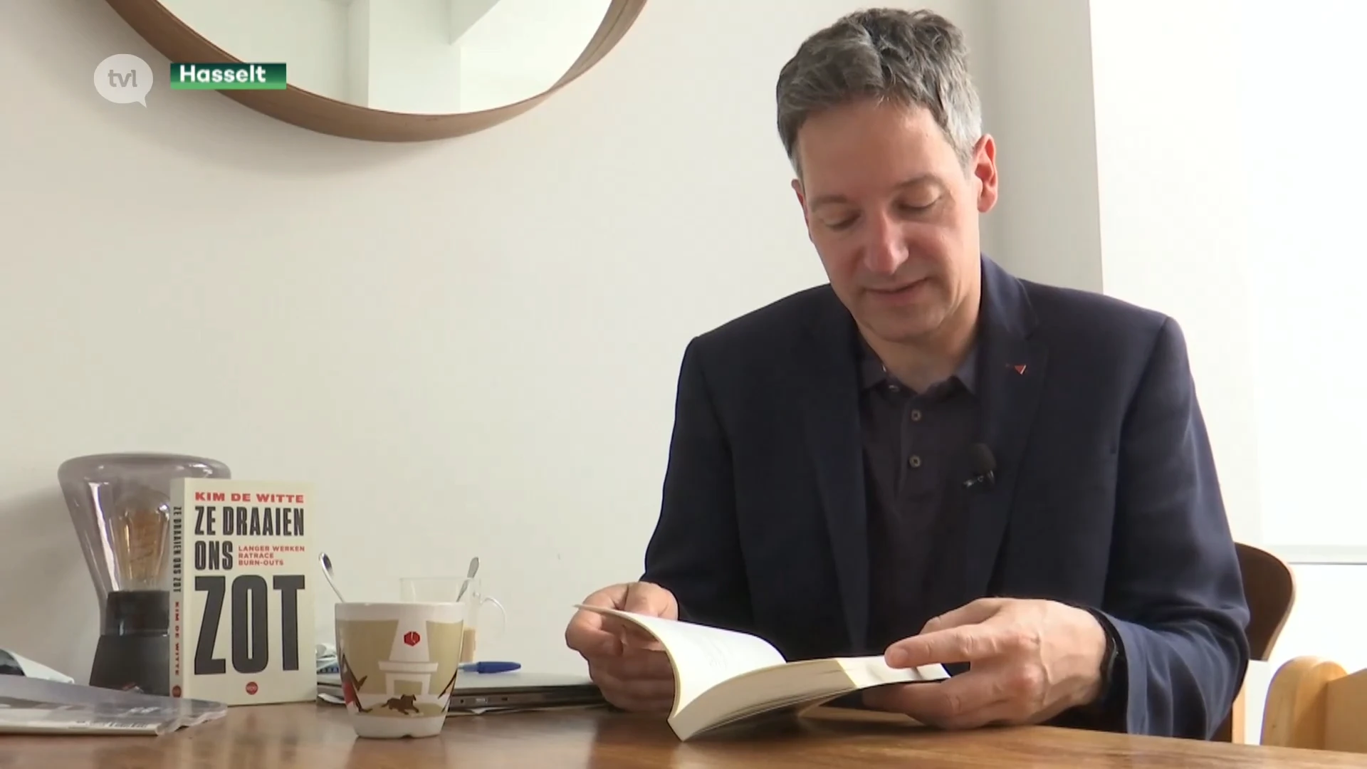 Kim De Witte klaagt in zijn boek 'Ze draaien ons zot' de hoge werkdruk aan