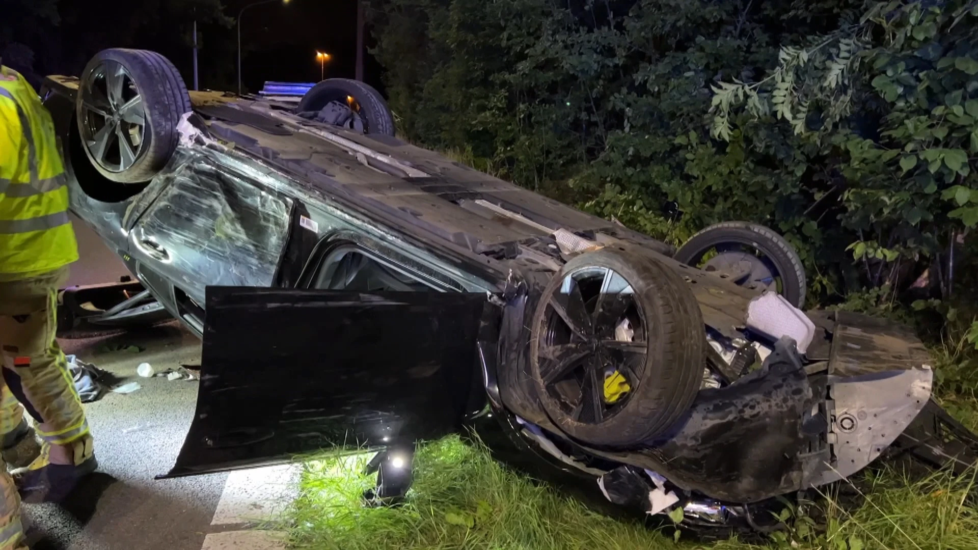 Auto over de kop in Kuringen