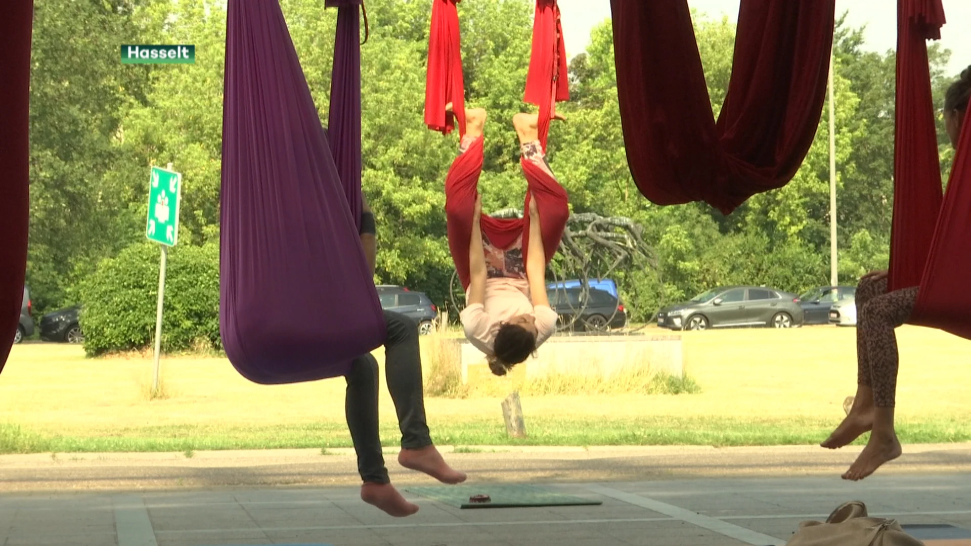Aerial Yoga wint aan populariteit: "Ook mensen met slechte rug kunnen dit"