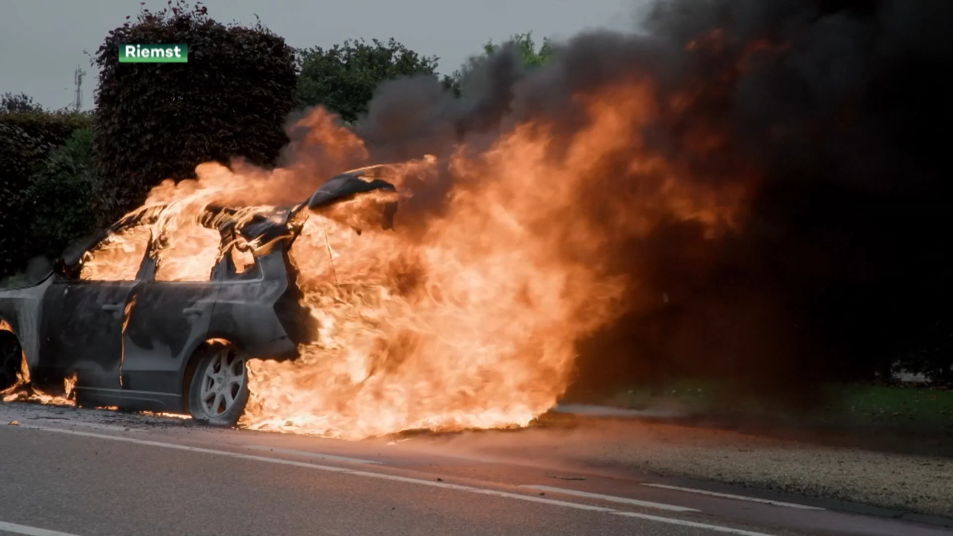 Audi vliegt in brand in Riemst