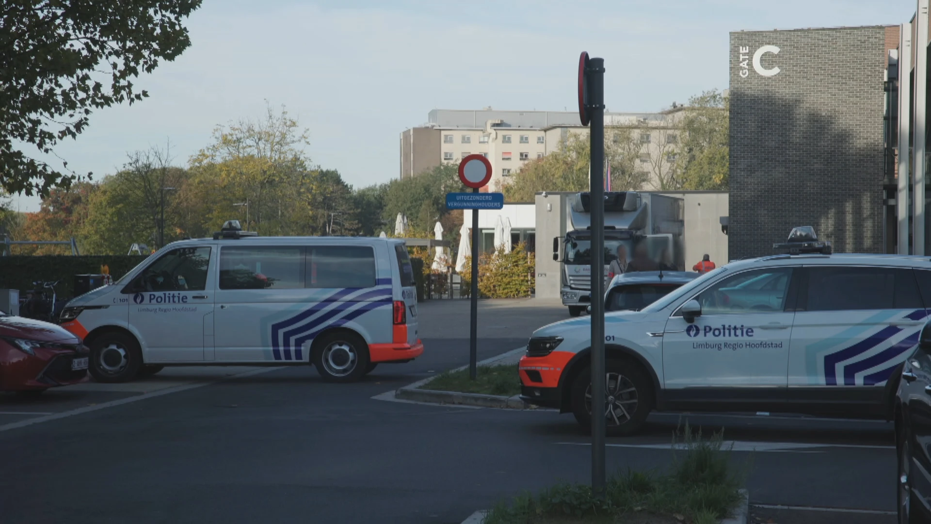 Voetganger in levensgevaar na ongeval met vrachtwagen op parking
