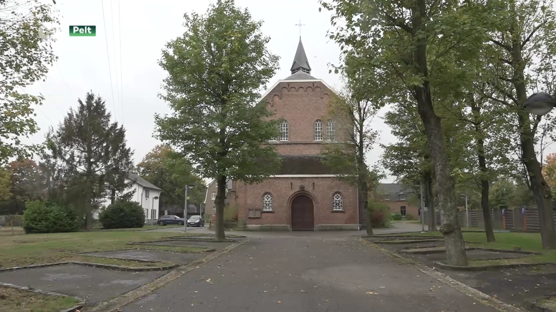 Pelt doet vijf kerken van de hand