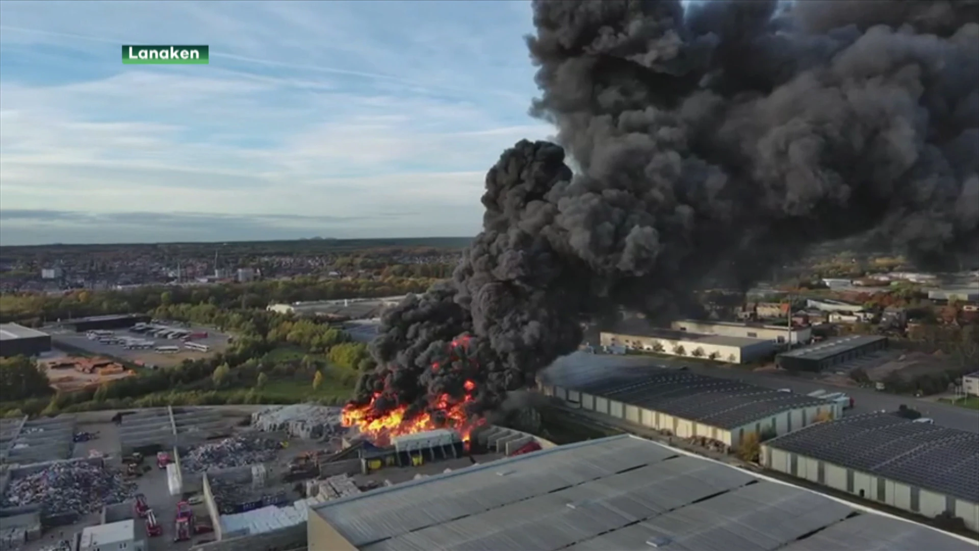 Zware industriebrand bij recyclagebedrijf in Lanaken: rookpluim is kilometers ver zichtbaar