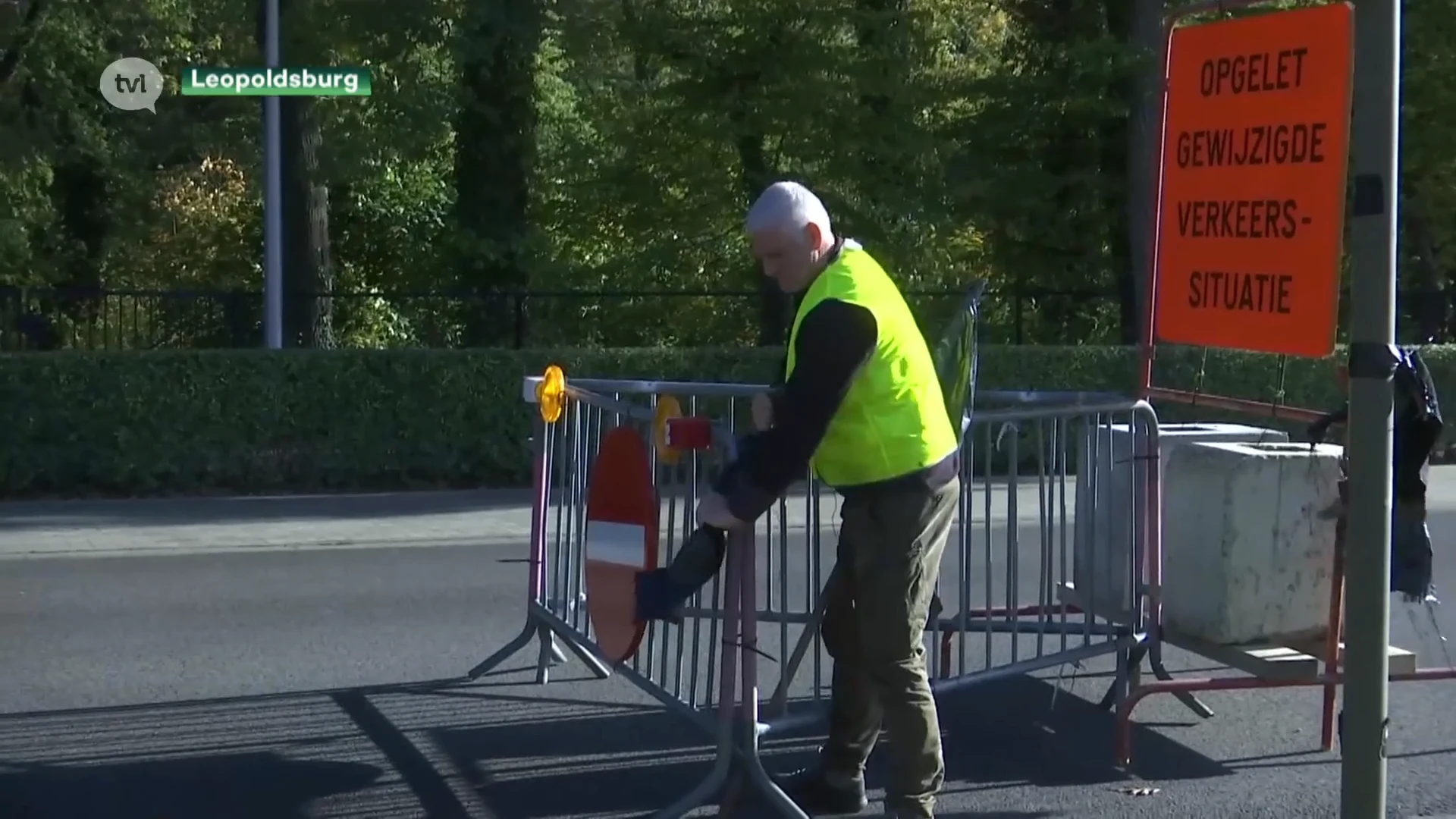 Buurtbewoner met een vlag waarschuwt automobilisten voor gevaarlijke verkeerssituatie in Leopoldsburg