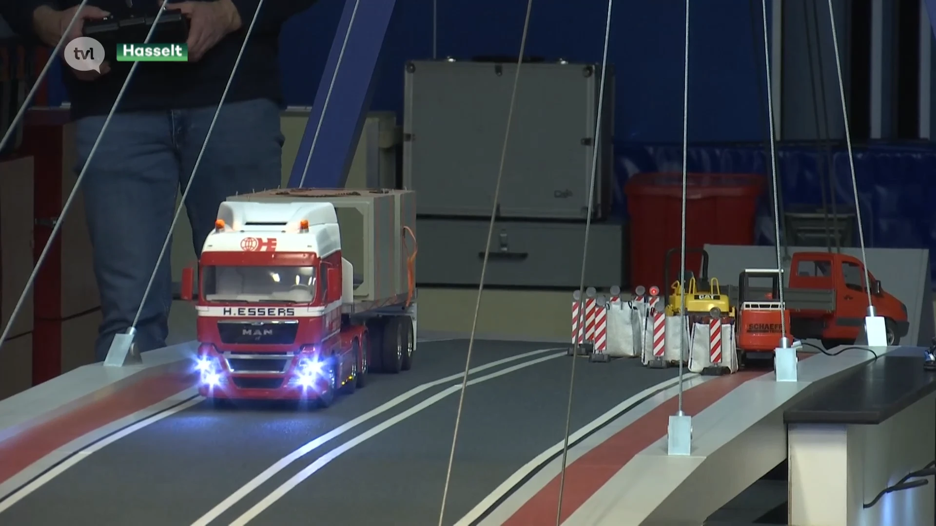 Limburgse modelbouwclub laat vrachtwagens en graafmachines racen op gloednieuw parcours