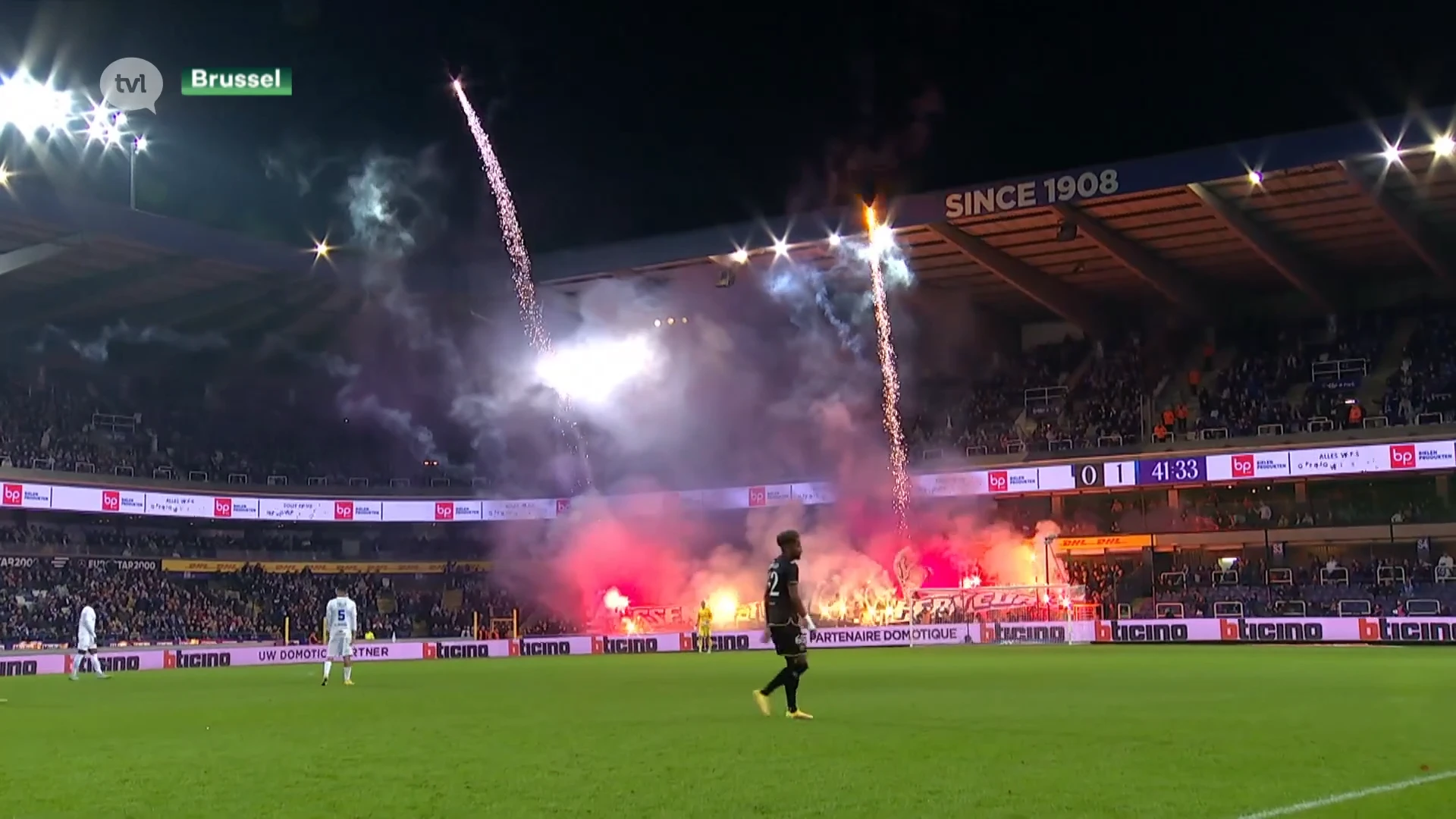 Anderlecht-supporters lanceren salvo van vuurpijlen tijdens wedstrijd tegen Genk