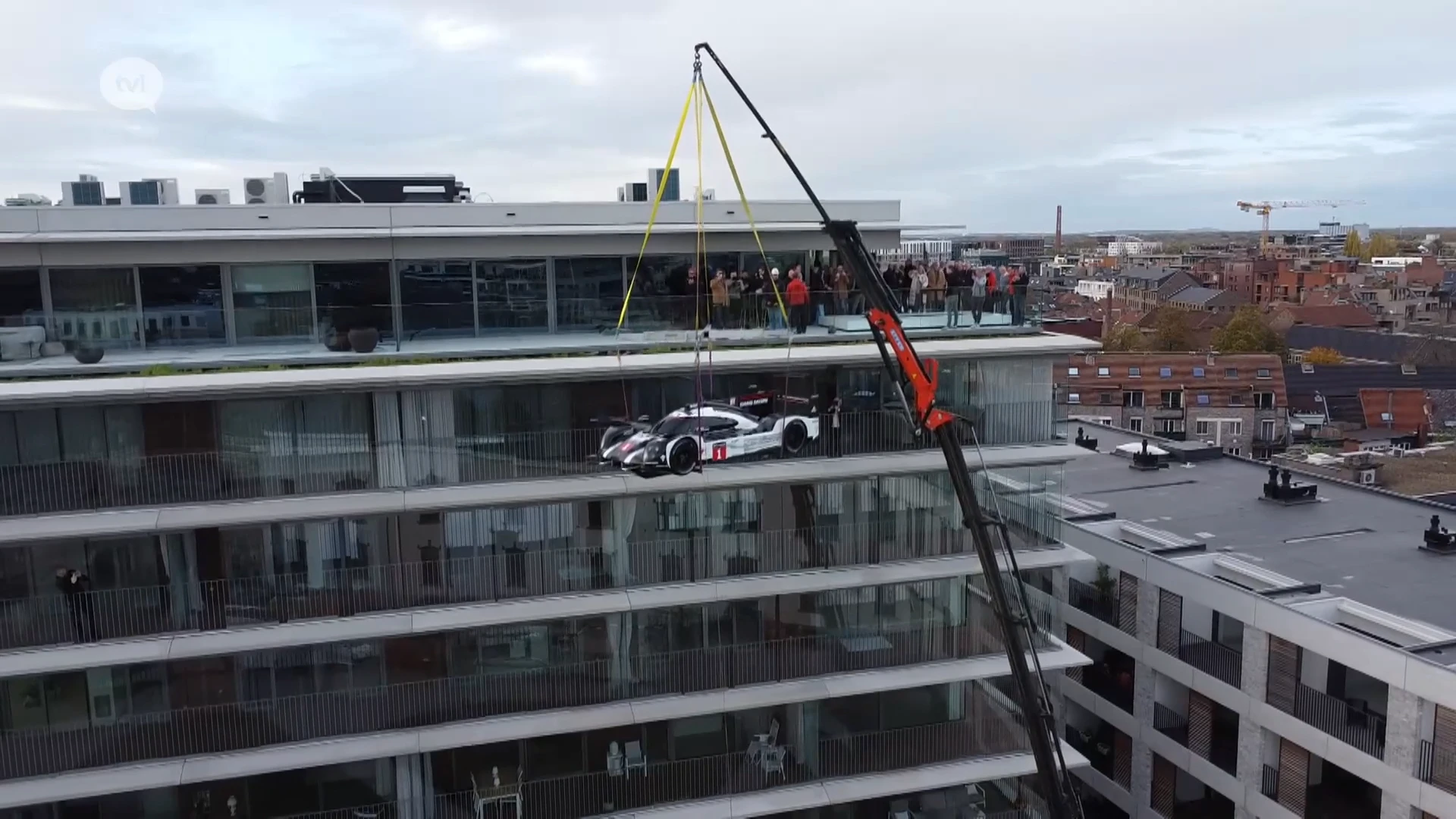 Hasselaar parkeert peperdure Porsche op achtste verdieping van flatgebouw