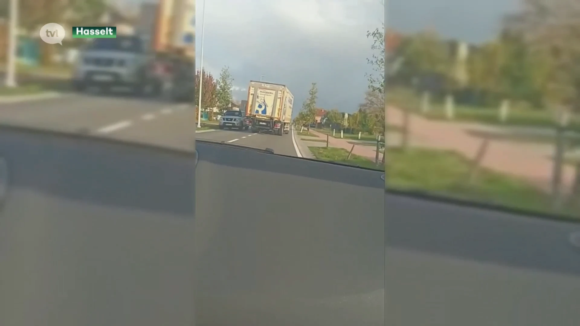 DOORLEZER Politie rijdt zwalpende vrachtwagenchauffeur klem in Hamont-Achel