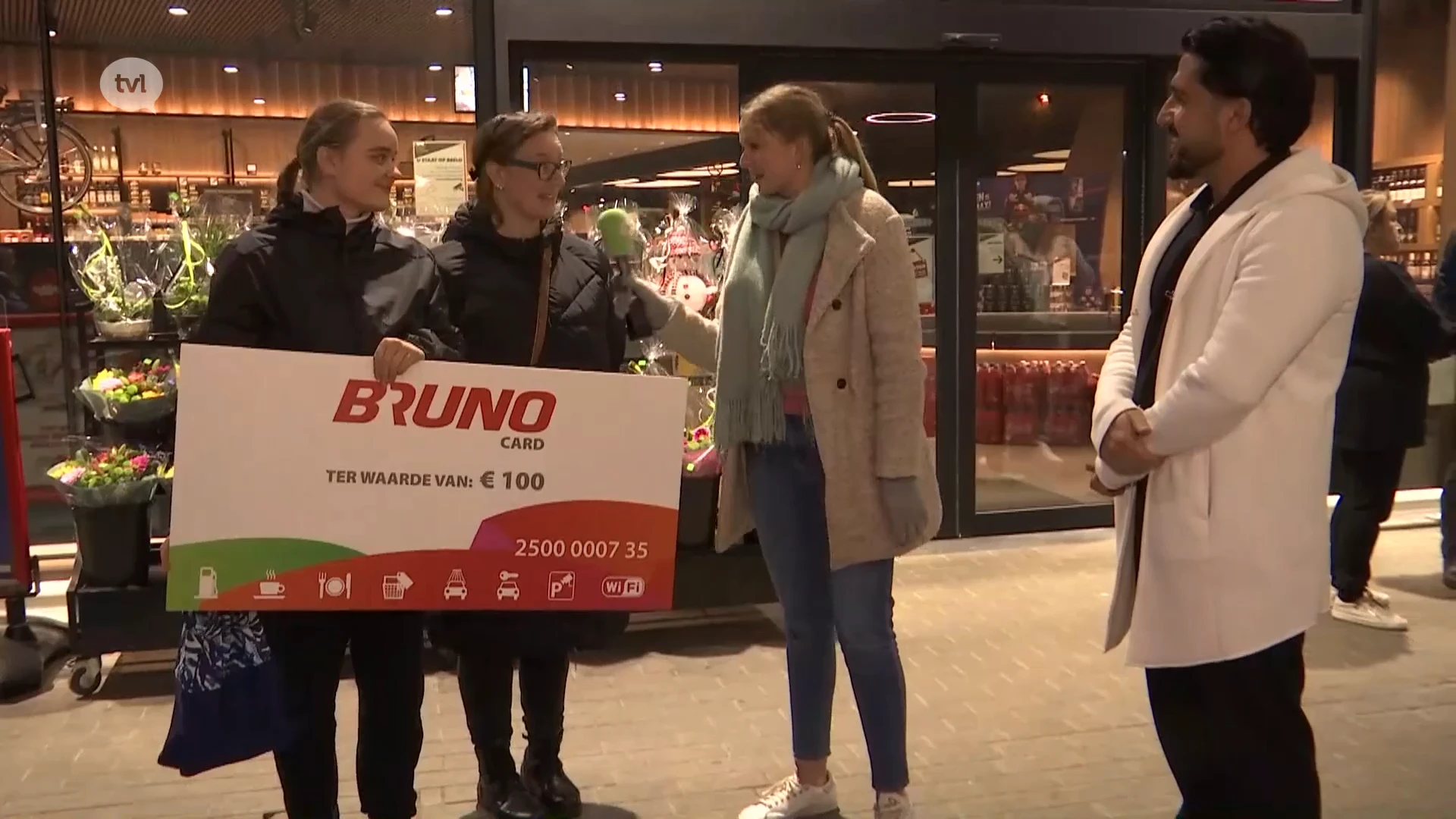 Vanessa & Laura uit Beringen winnen de tankkaart bij Esso Bruno in Beverlo