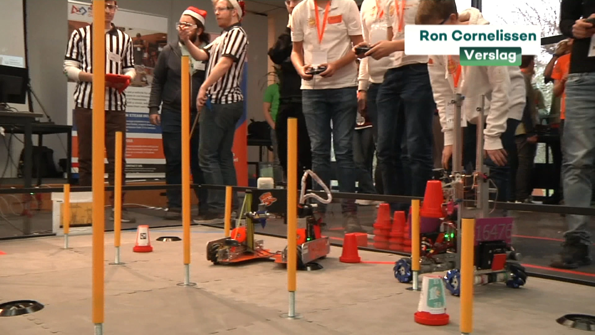 Jongeren programmeren robots tijdens First Tech Challenge