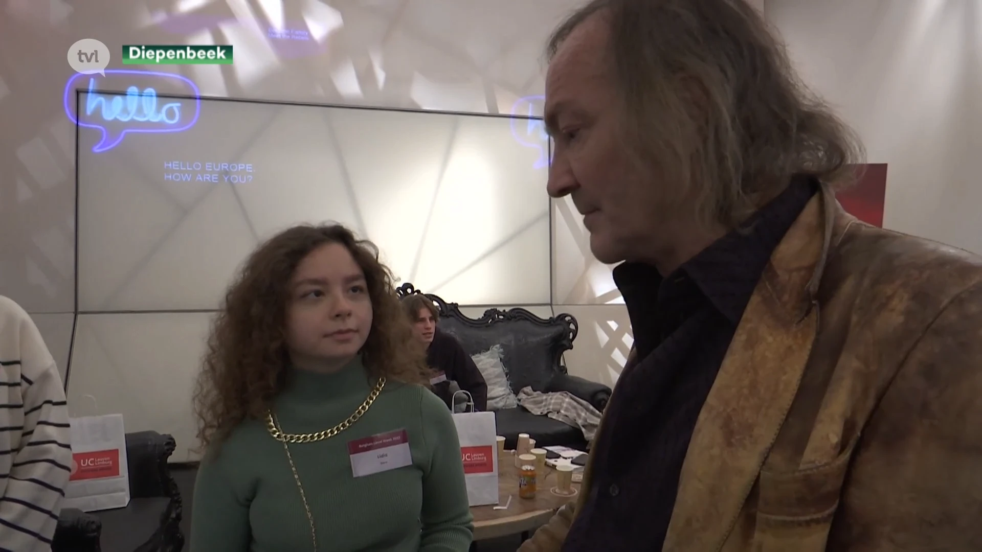Klimaat-designer Jan Kriekels gaat in gesprek met studenten uit Oostenrijk, Portugal en Roemenië