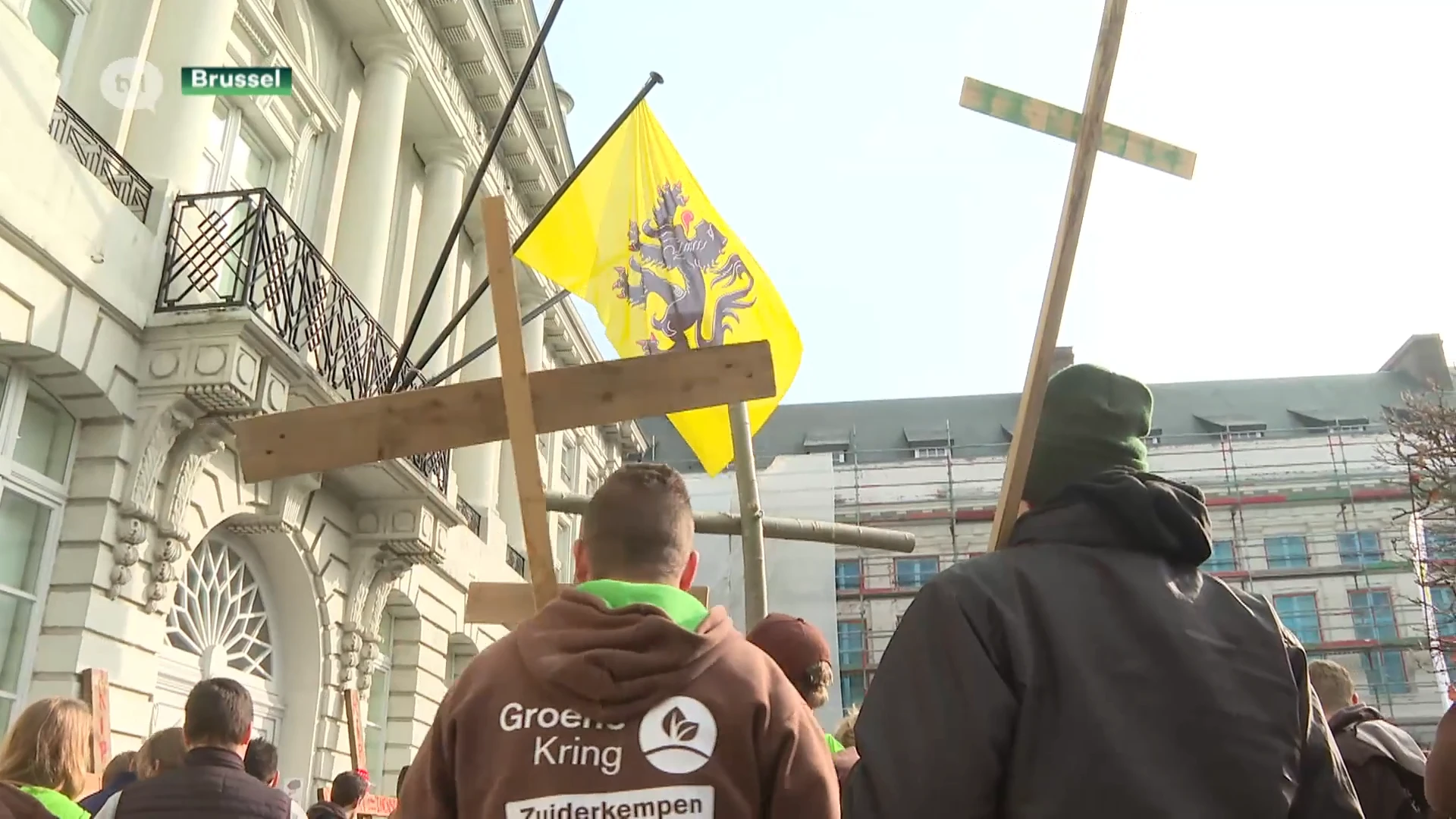 Jonge Limburgse boeren plaatsen houten kruisen: "Vlaamse regering speelt met onze toekomst"