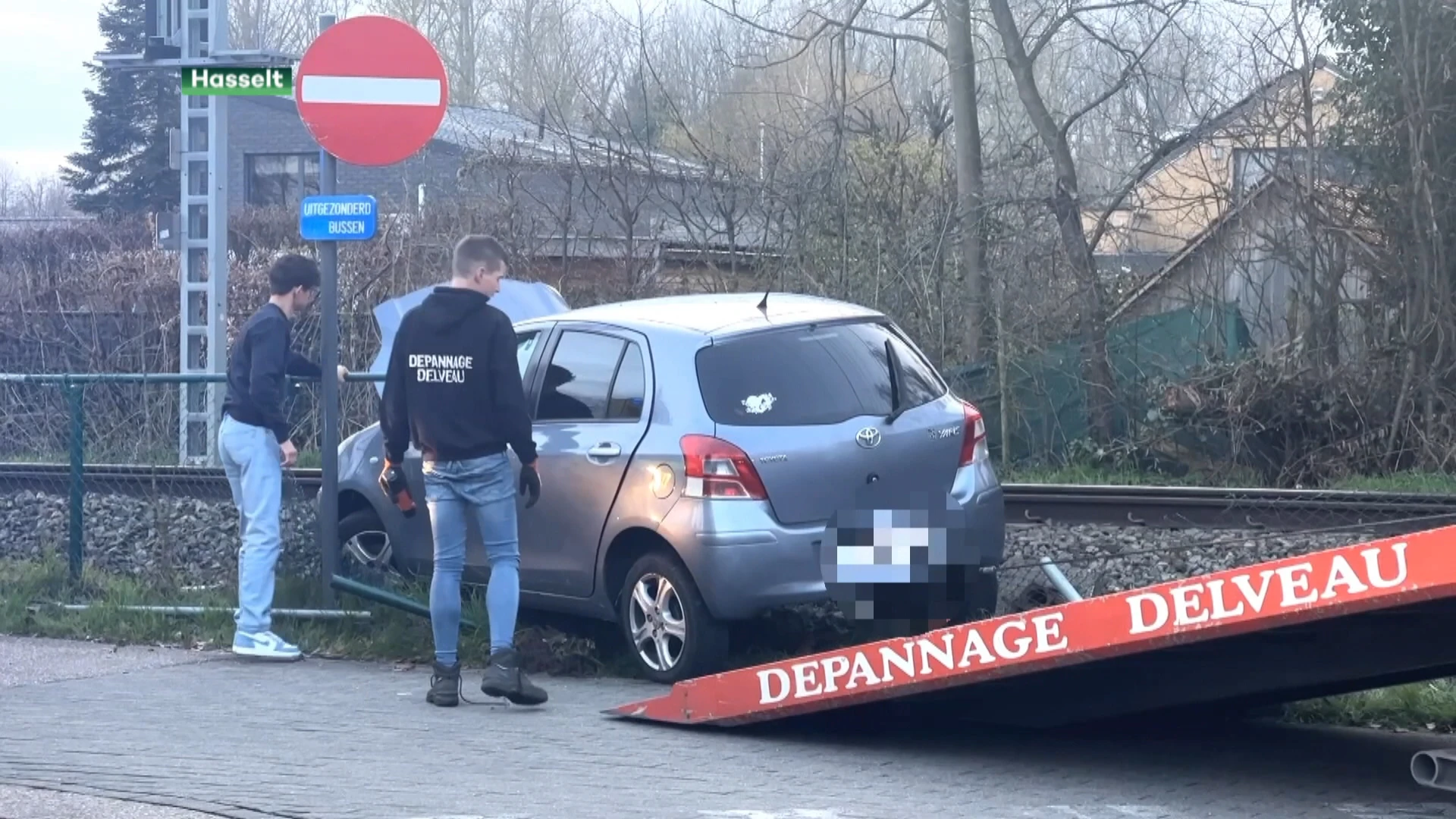 Autobestuurder belandt naast het spoor in Kiewit