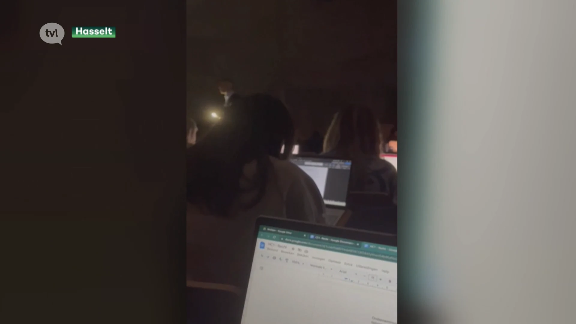 Studenten krijgen les in het donker tijdens stroompanne: "Best gezellig"