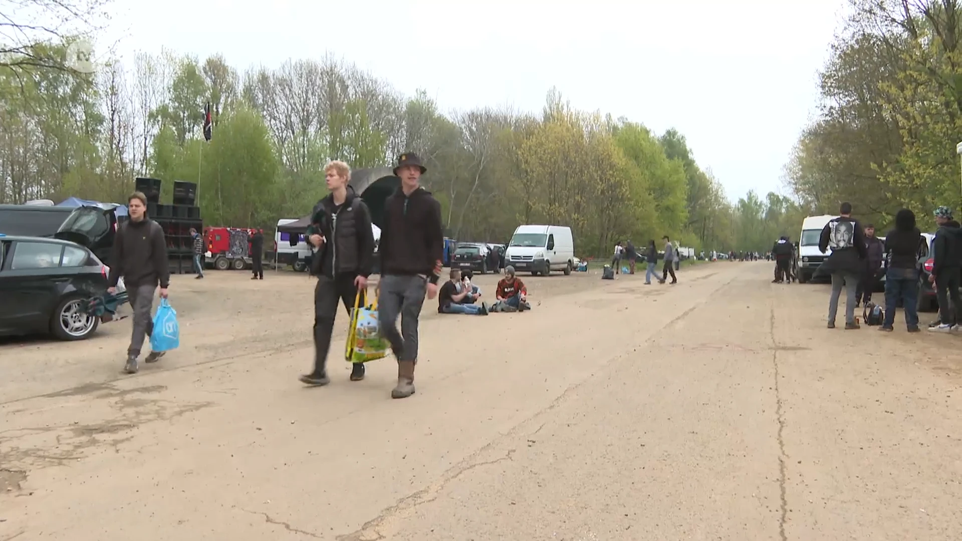 Illegale Raveparty met 5.000 aanwezigen gaat door op vliegveld Brustem