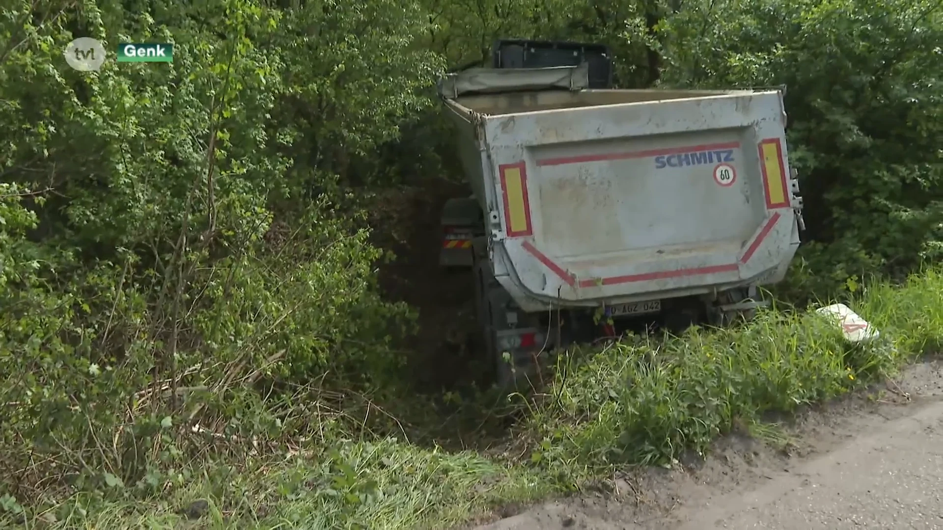 Vrachtwagen belandt in de gracht in Genk