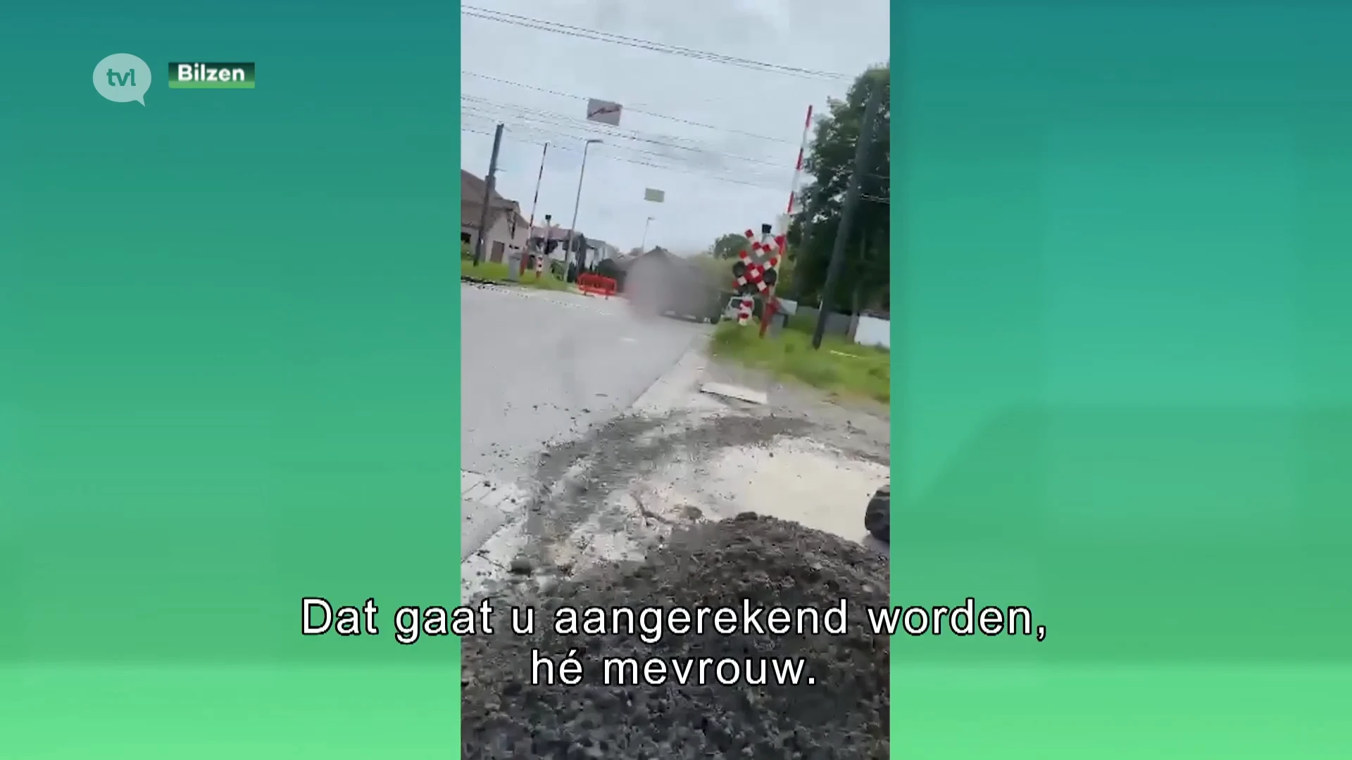 Filmpje toont hoe bestuurster in paniek wordt gegrepen door trein in Schoonbeek
