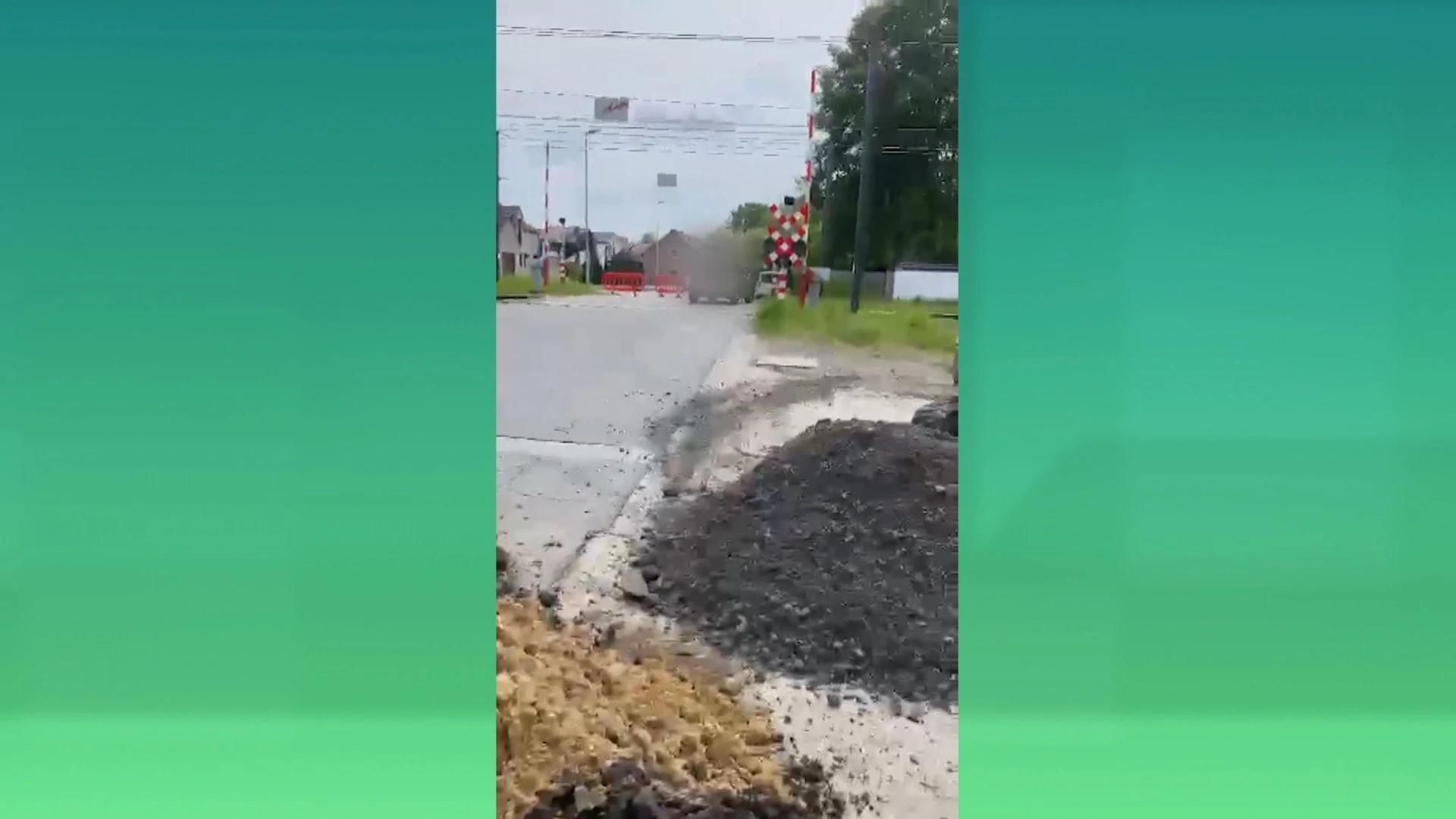 Filmpje toont hoe bestuurster in paniek wordt gegrepen door trein in Schoonbeek