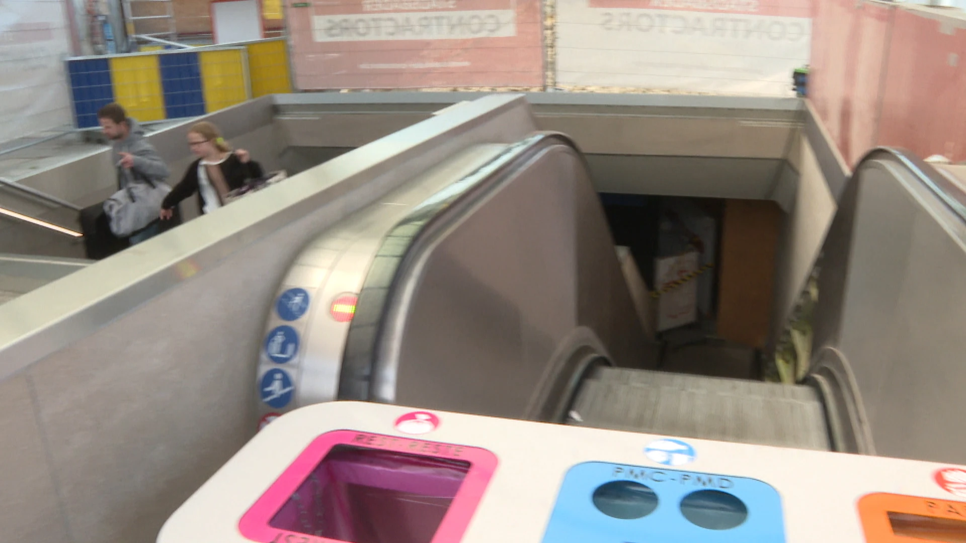 Roltrap station Hasselt defect nadat metalen platen loskomen
