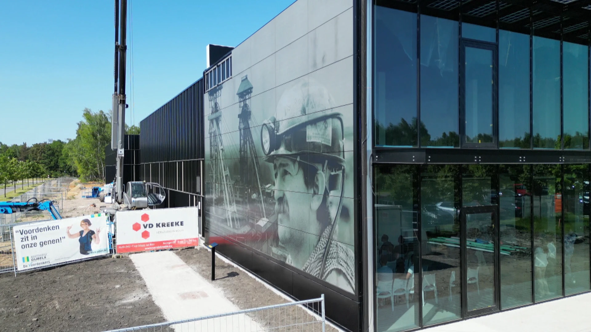 Foto van ex-mijnwerker in zonnepanelen siert gevel van nieuwe vestiginging van Soltech op Thor Park
