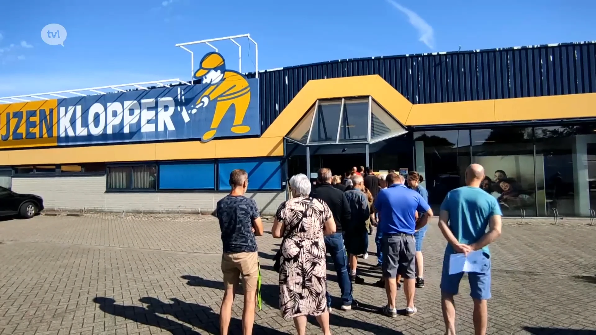 Honderden mensen schuiven aan om meubels af te halen bij failliete Prijzenklopper