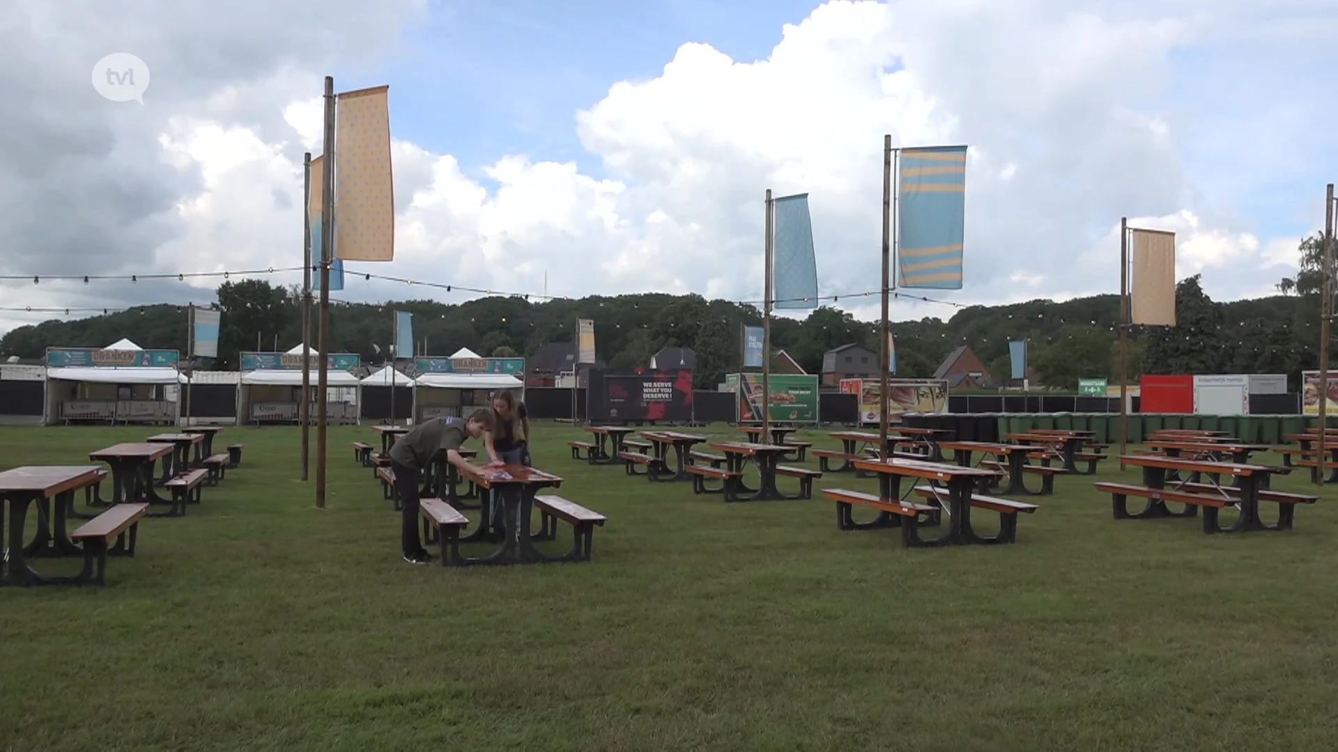 Paal op Stelten kort regeneditie in en deelt 4.000 poncho's uit