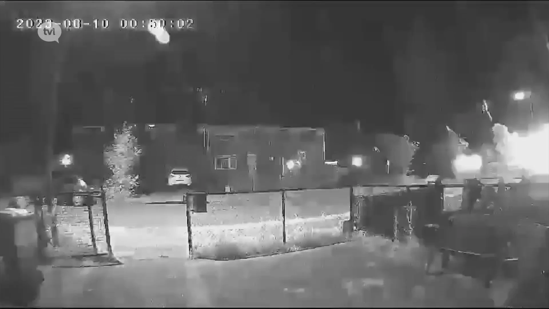 Beelden tonen hoe wagen opzettelijk in brand wordt gestoken in Maasmechelen